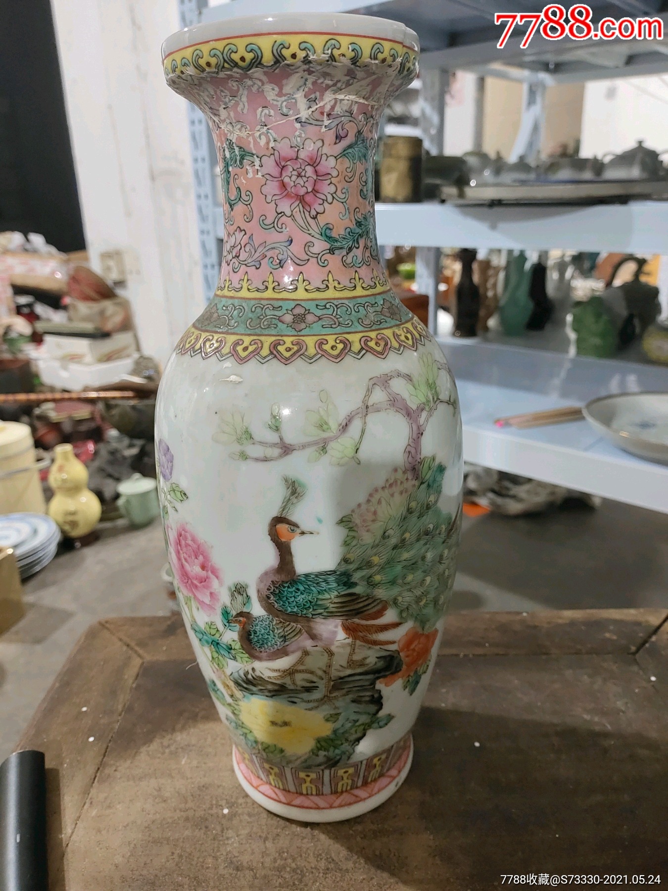 80年代景德镇艺术瓷厂手绘孔雀牡丹花瓶一只磕