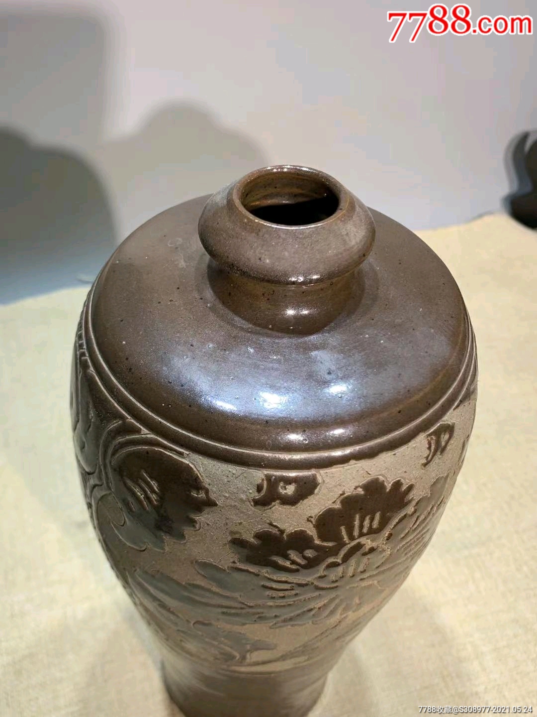 西夏黑釉双面刻花梅瓶