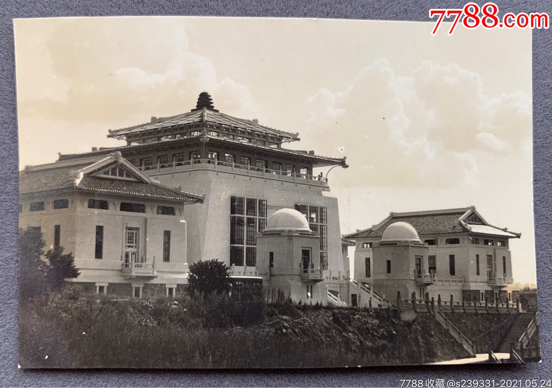 【武汉大学旧影】抗战时期国立武汉大学图书馆远景泛银老照片一枚