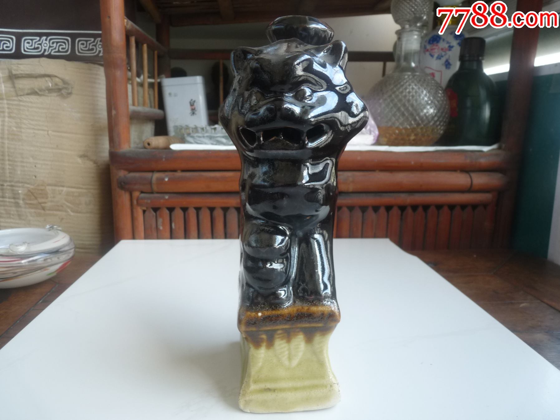 黑釉陶制狮子造型蜡烛台