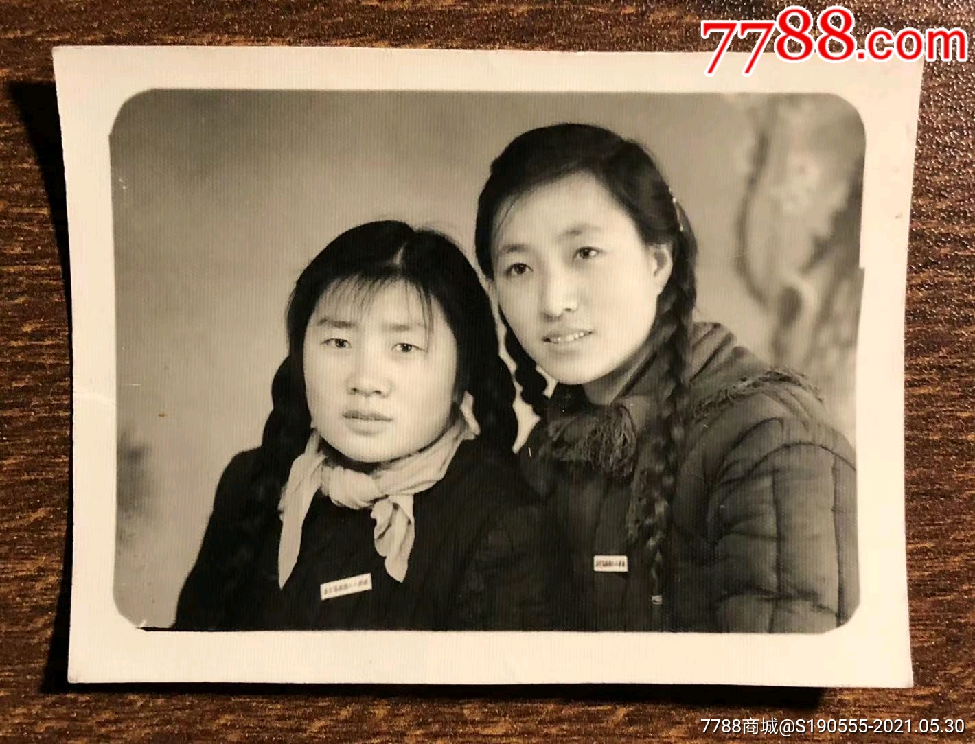 约50-60年代佩戴校徽的二名长辫子美女合影老照片