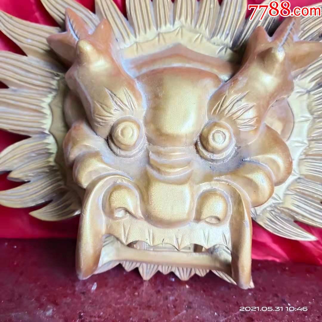 纯手工雕刻,木雕龙头,厚度6厘米.上了铜油漆.挺立体的古玩啊