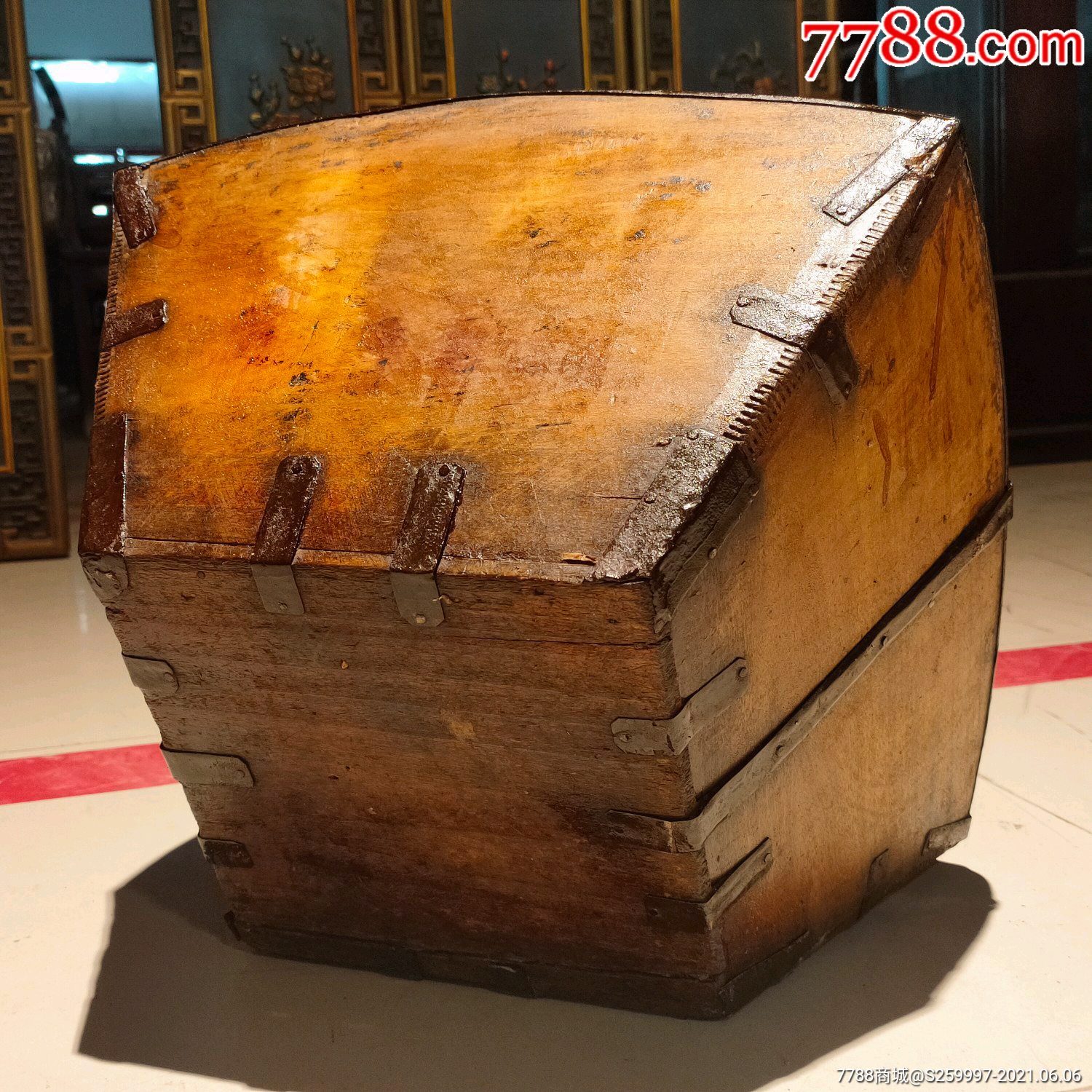 米斗是称量粮食的用具,是古代官仓,米行以及地主家里的必备用具,如今