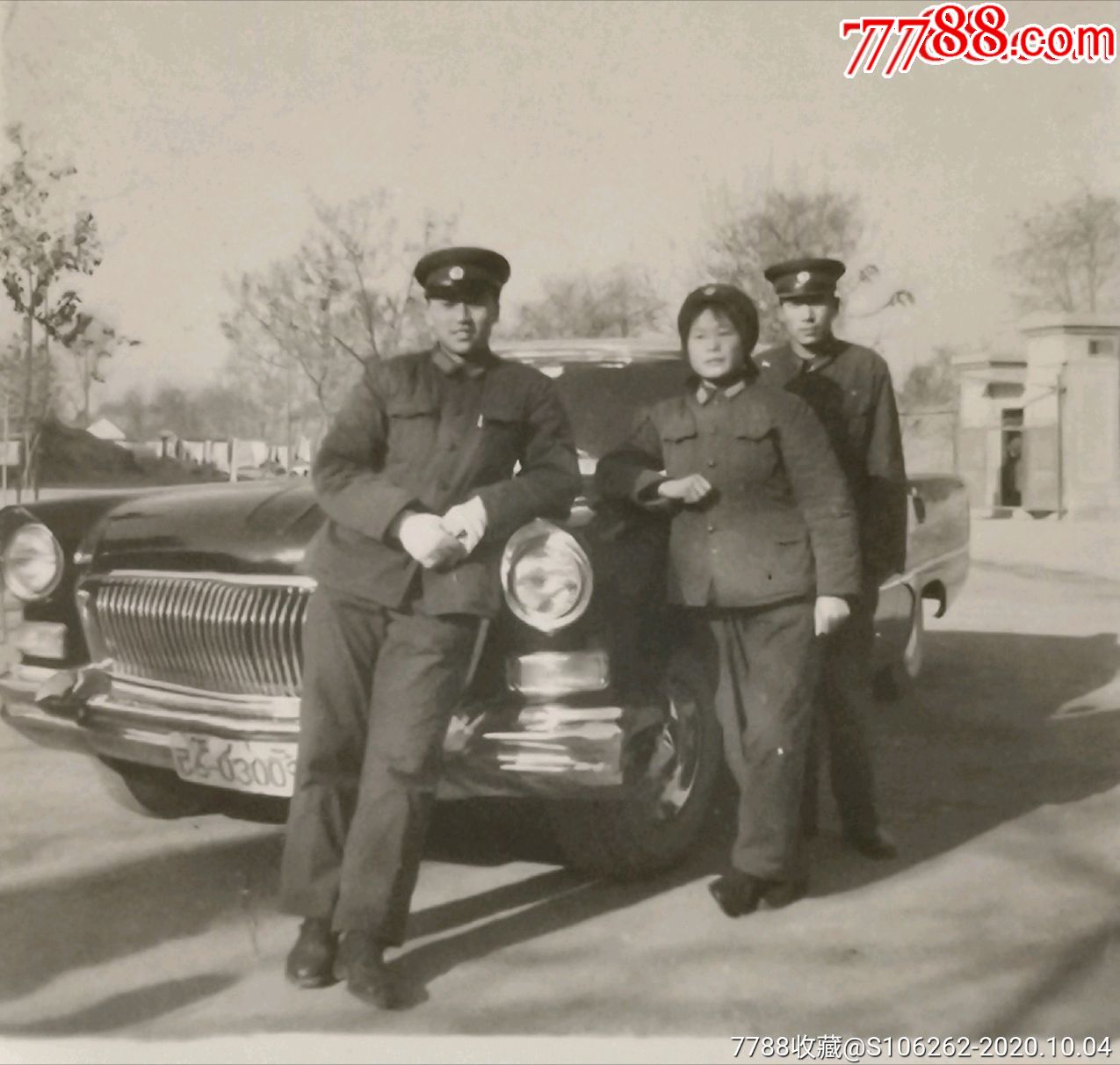 70年代美女警察与早期军牌红旗轿车旧照-老照片-7788古籍收藏