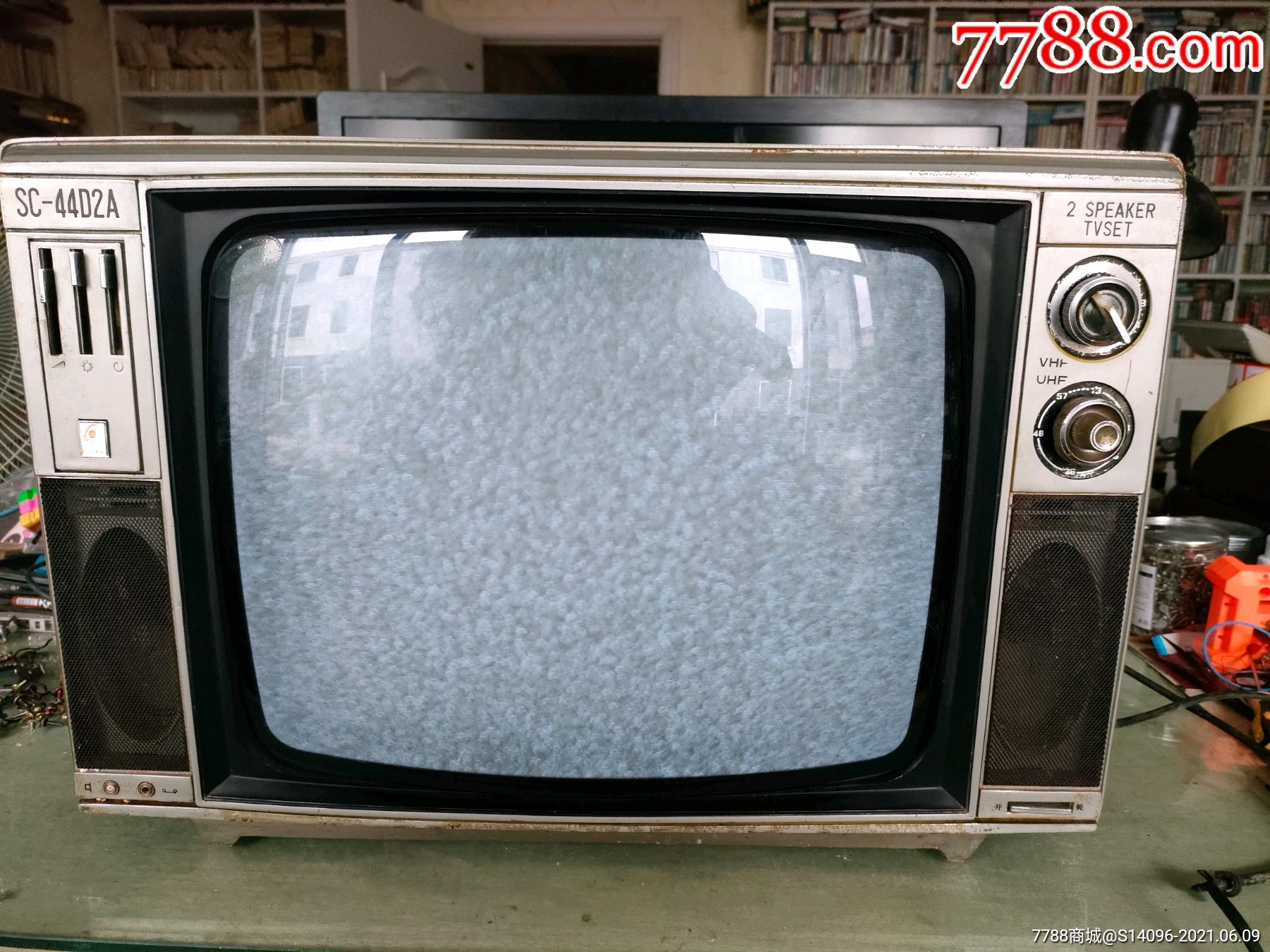 山茶牌17寸黑白电视机(开机屏幕亮有声音)