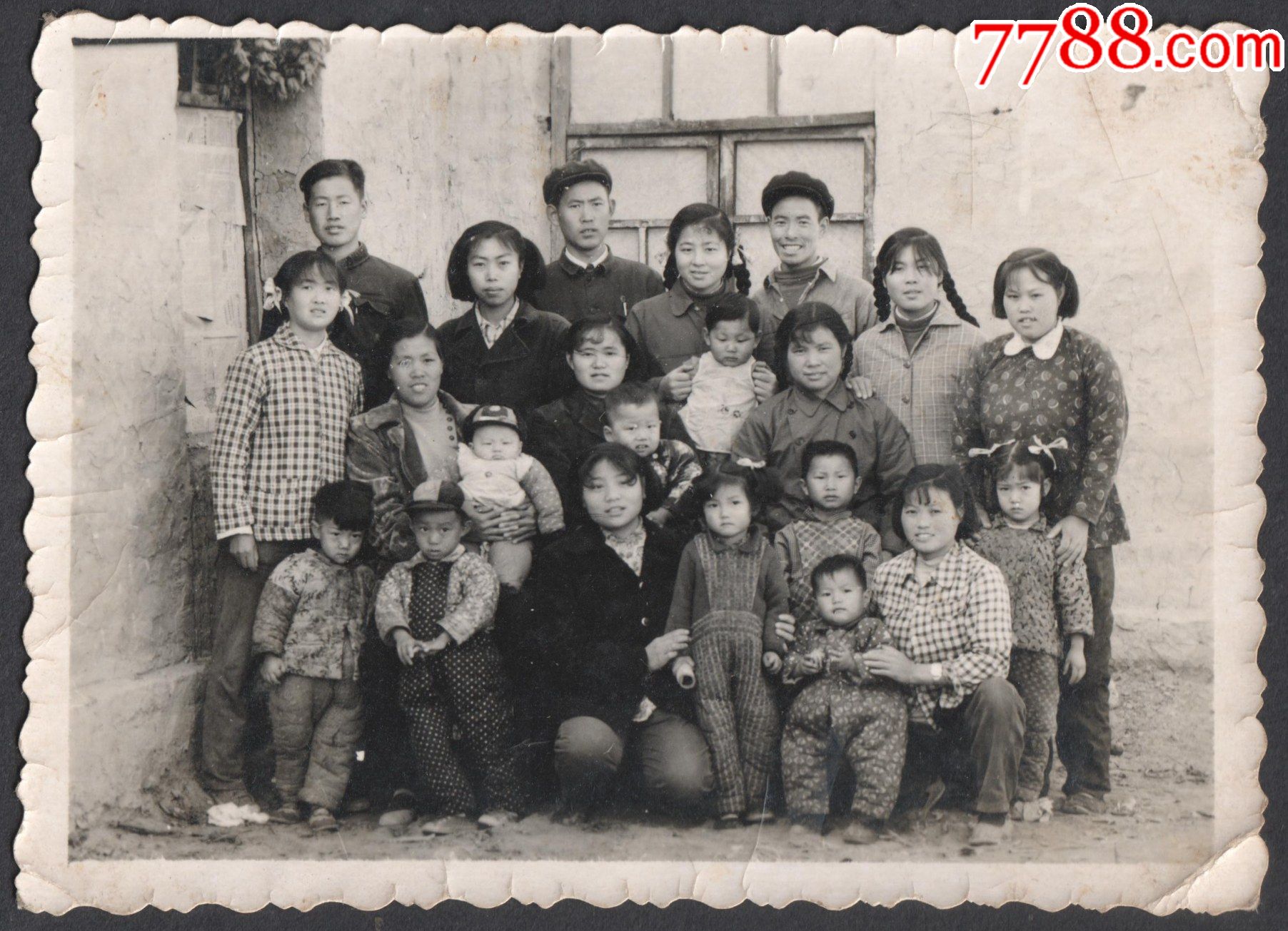 五六十年代,一个有着众多孩子的大家庭合影老照片,手工给小孩子缝制的