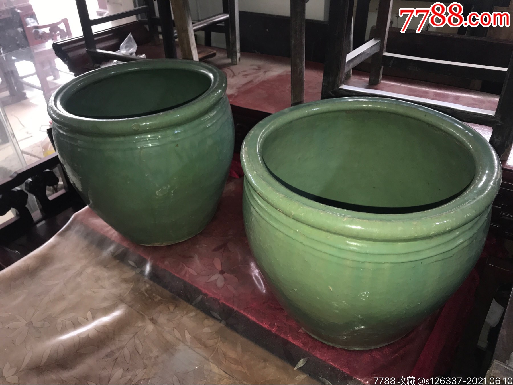 晚清民国单色釉钧窑轴缸一对,一个全品,一个口铅有约5厘米穿线,直径45