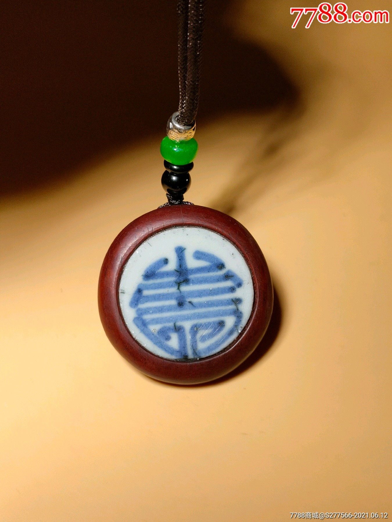 明代青花团寿纹瓷片镶嵌红檀木挂牌