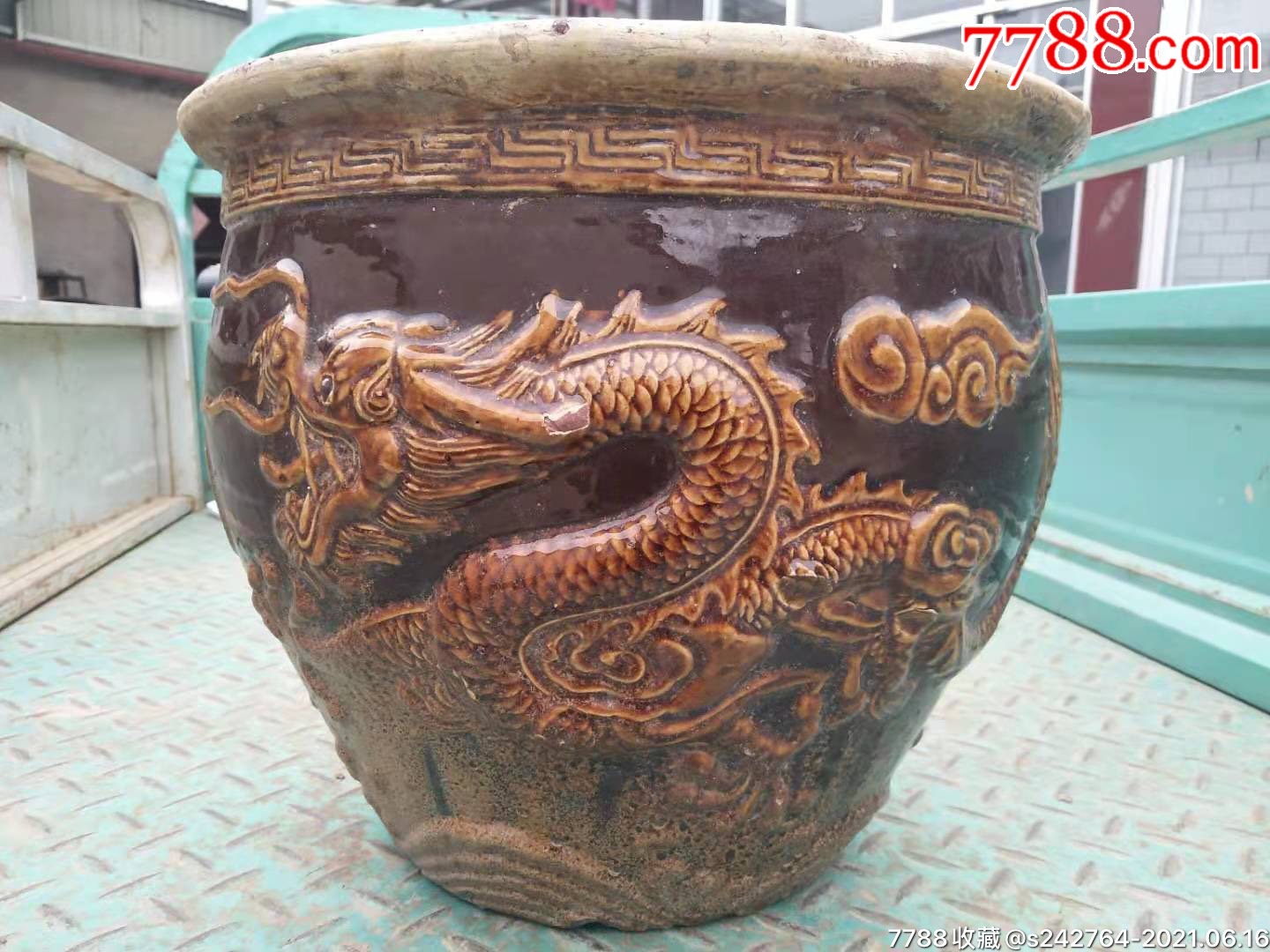 六十年代,精品龙缸,龙纹外凸,双龙戏珠,造型独特,品相如图.