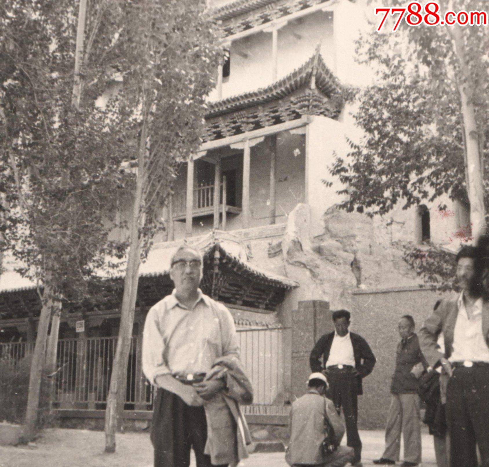 1984年,于甘肃敦煌万佛阁前参观敦煌壁画留念老照片