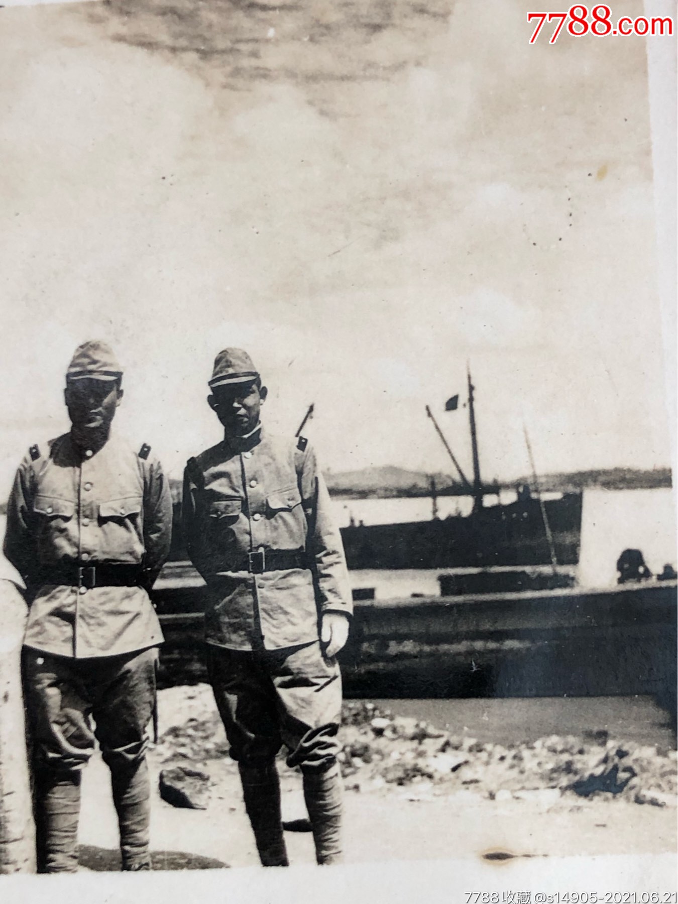 民国抗战时期江边2个日本鬼子合影老照片
