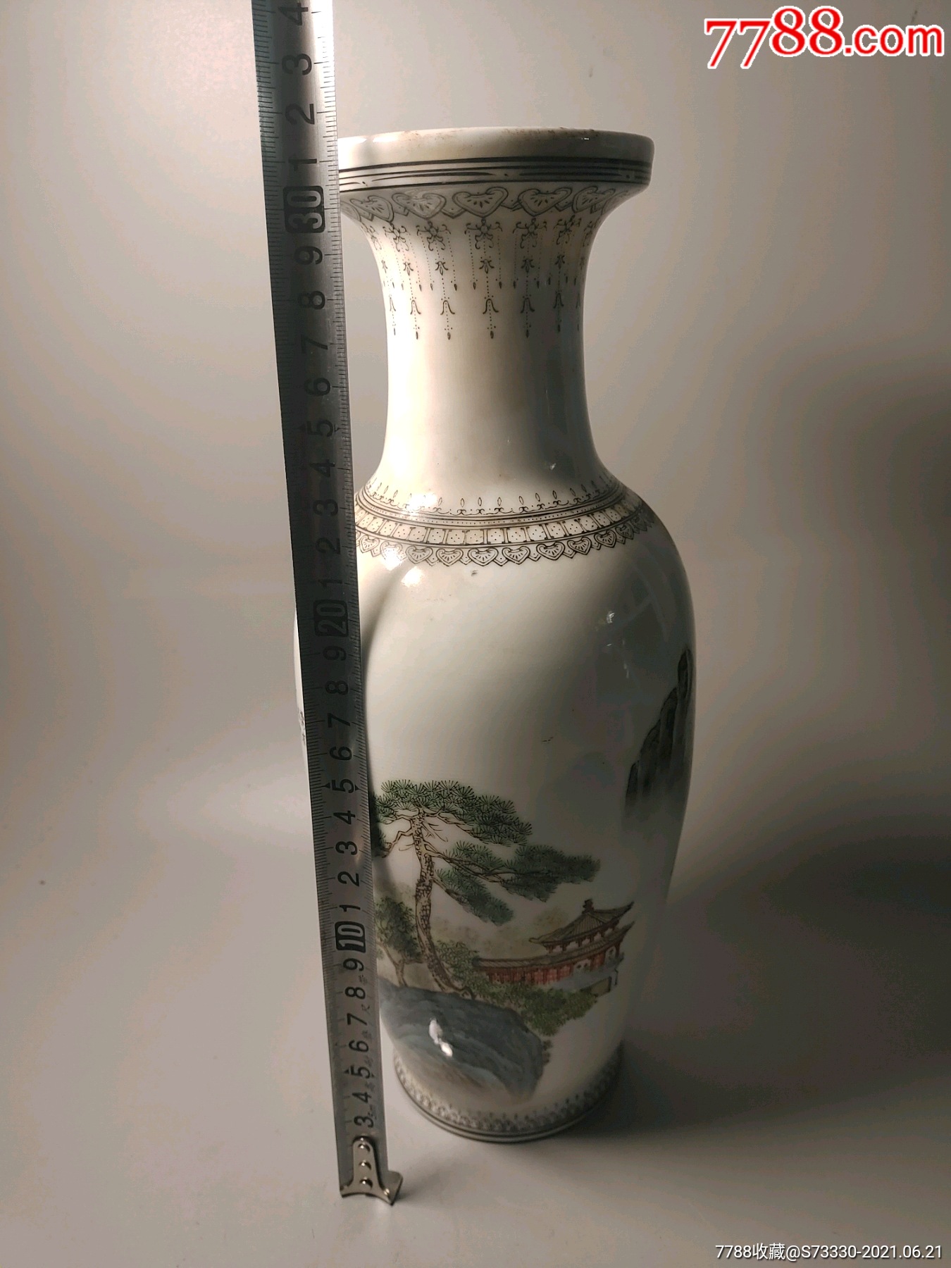80年代左右,景德镇艺术瓷厂,山水花瓶一只,磕线