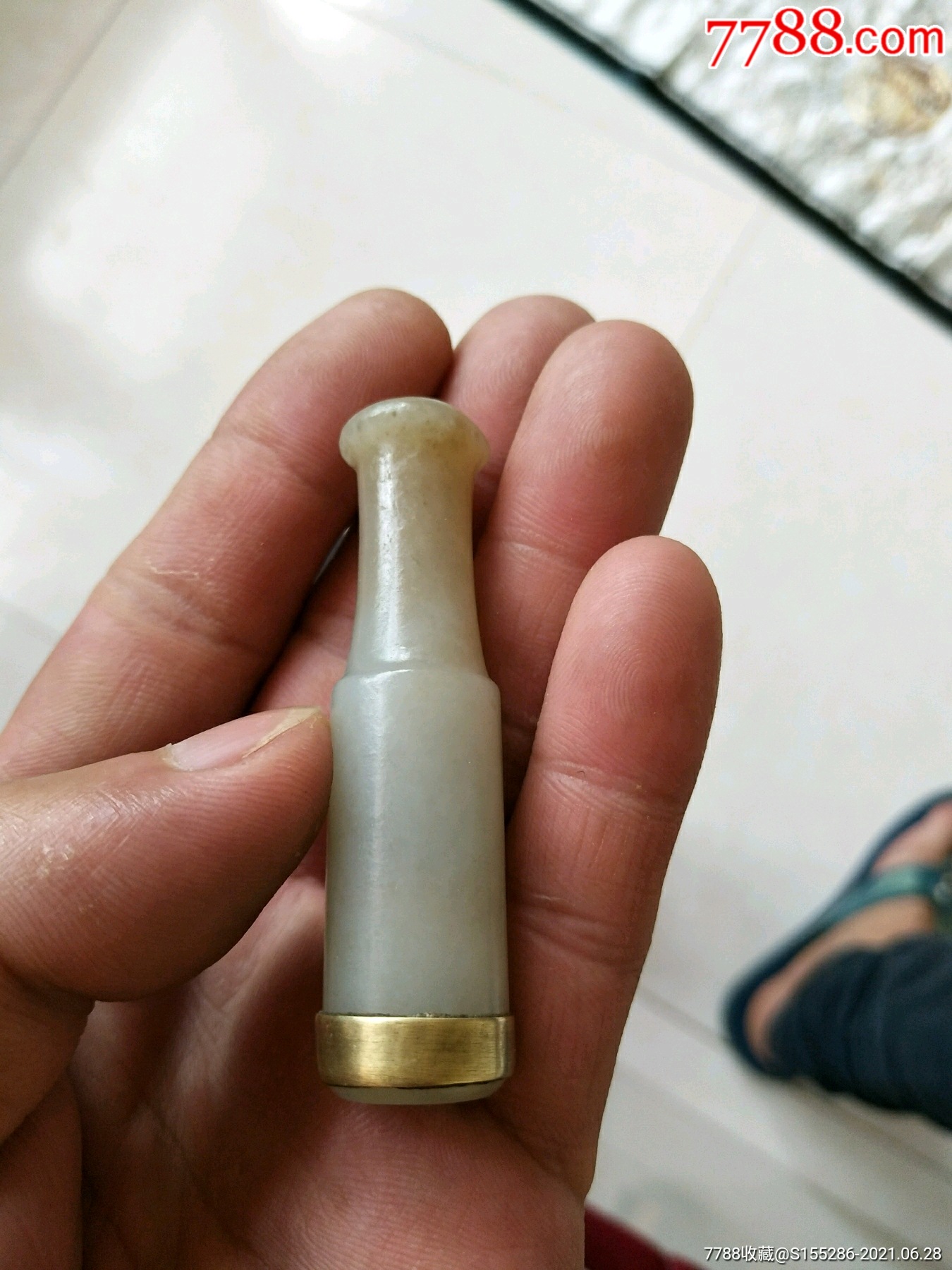 清代和田玉带皮烟嘴,长6.2厘米,品相如图,玉质温润油性大,包老包真