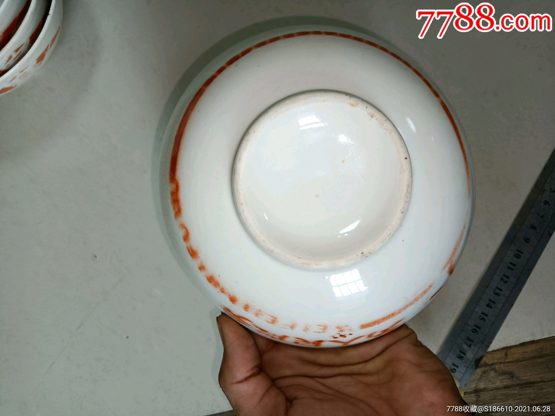 红色收藏泛红碗