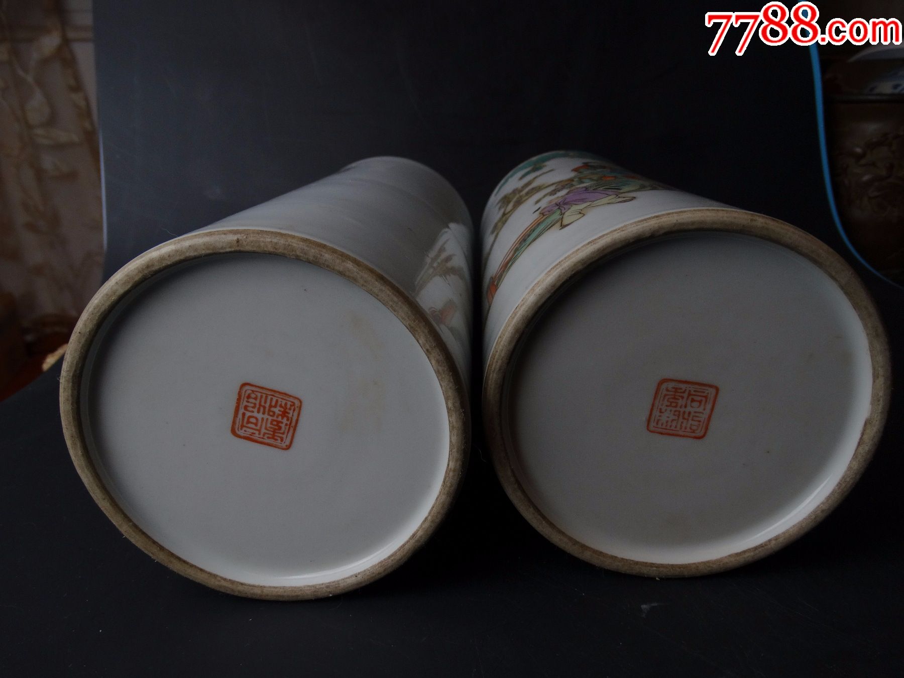 24同治年制底款粉彩人物侍女花卉纹帽筒一对