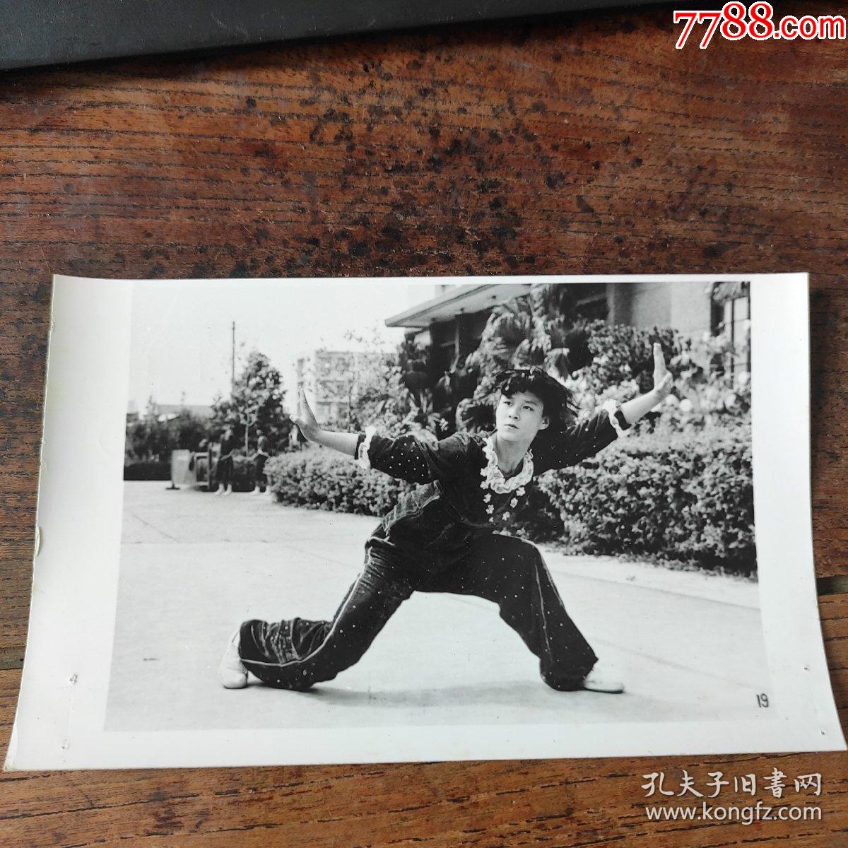 1981年,全国武术表演赛在福州举行,北京郝致华表演刀术