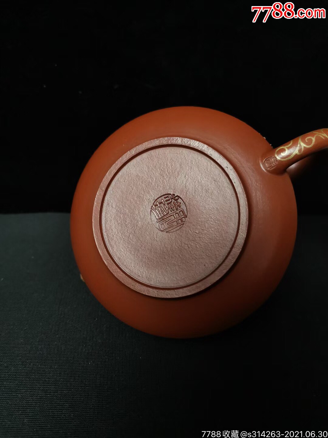 周桂珍作品原矿大红袍砂料制成,整体造型古朴典雅,形器雄健严谨,线条