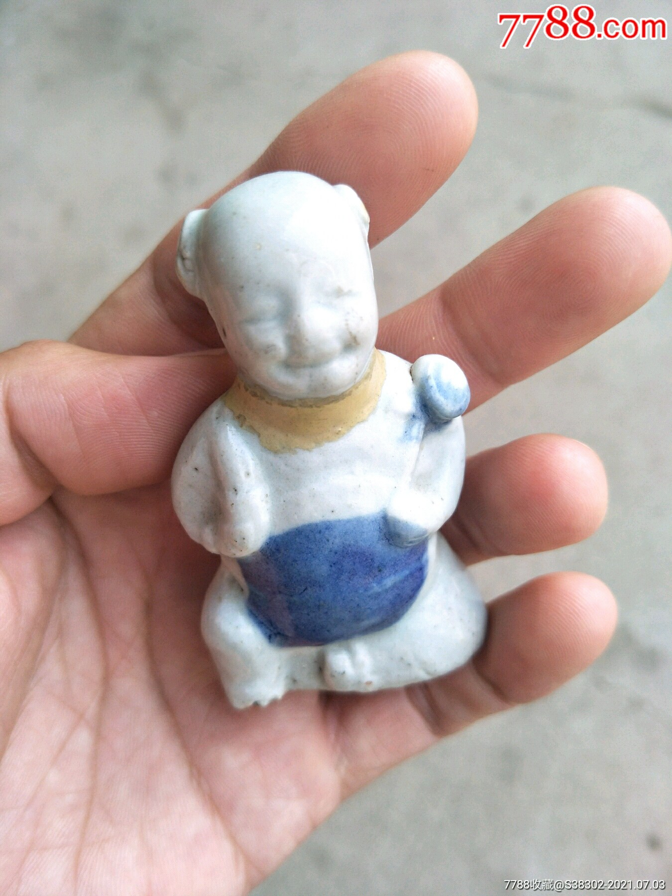 明代青花执莲童子生动活泼