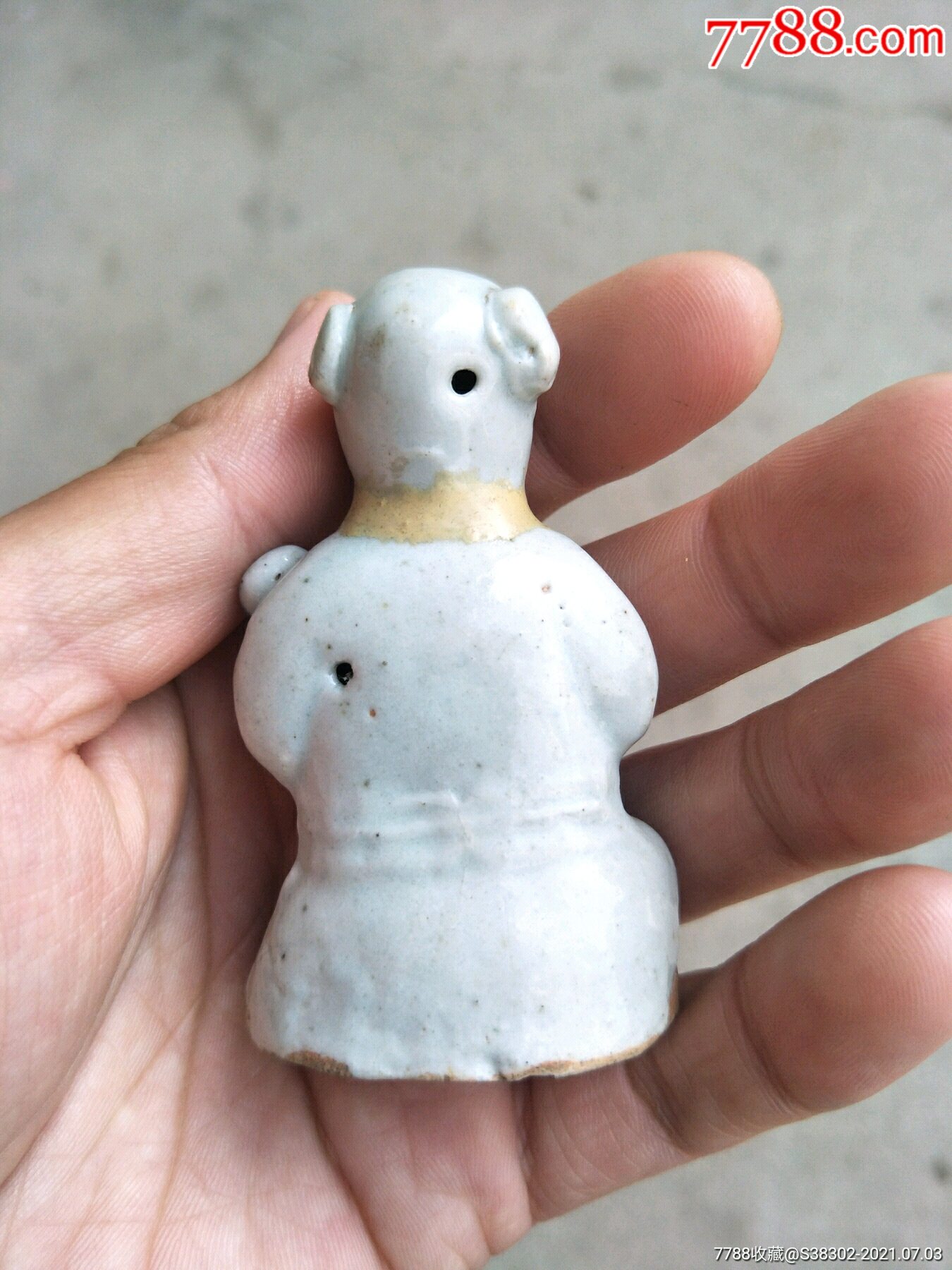明代青花执莲童子生动活泼