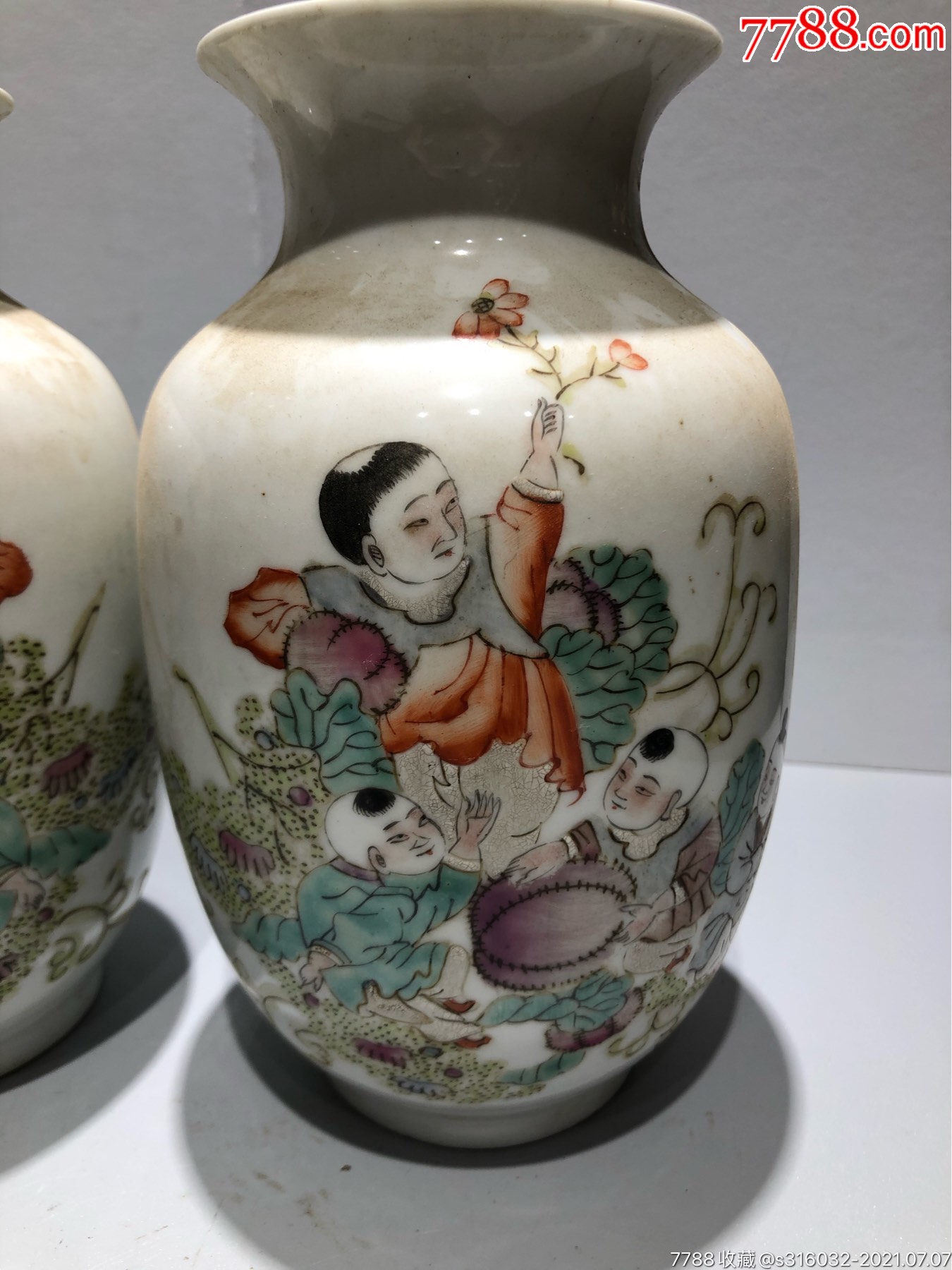 精品婴戏图瓷器花瓶一对