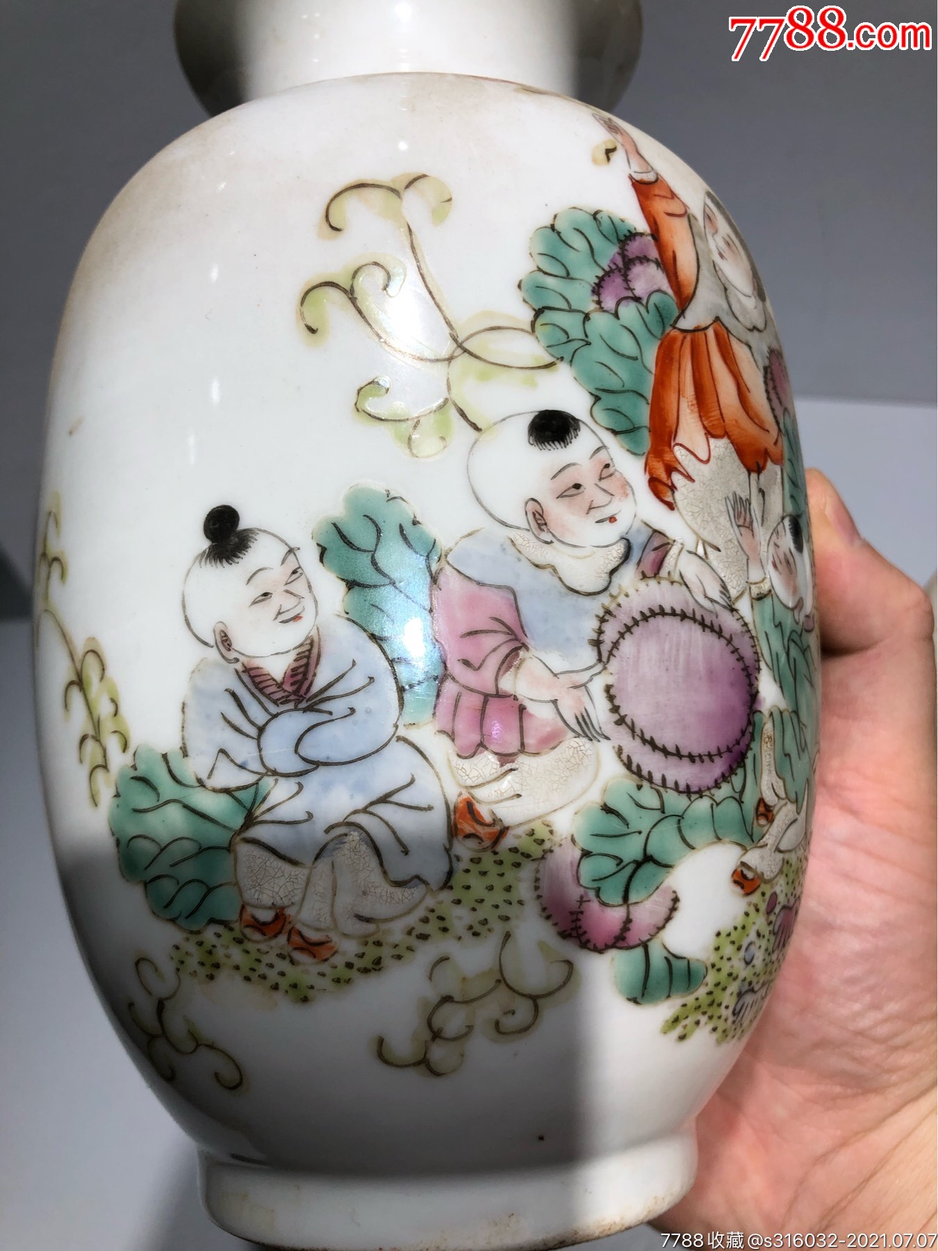 精品婴戏图瓷器花瓶一对