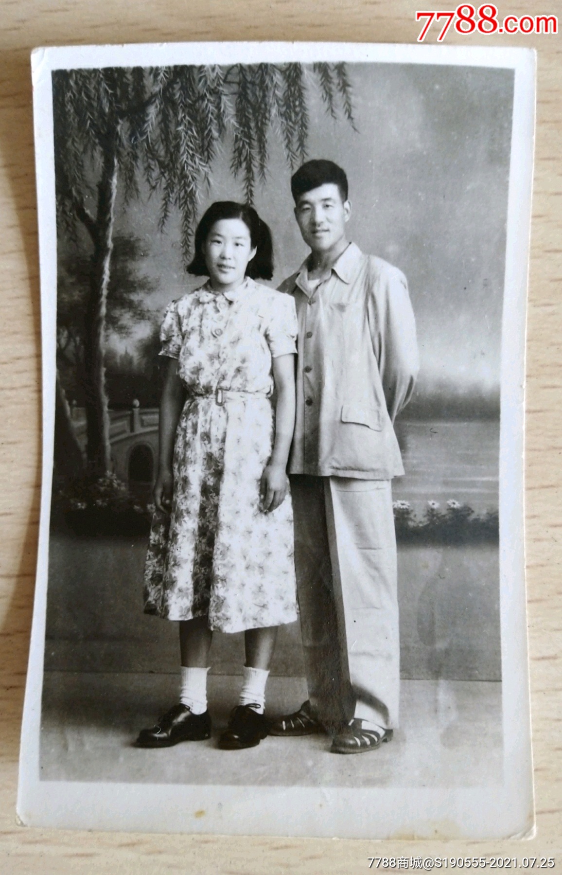 50年代年轻夫妻合影留念老照片