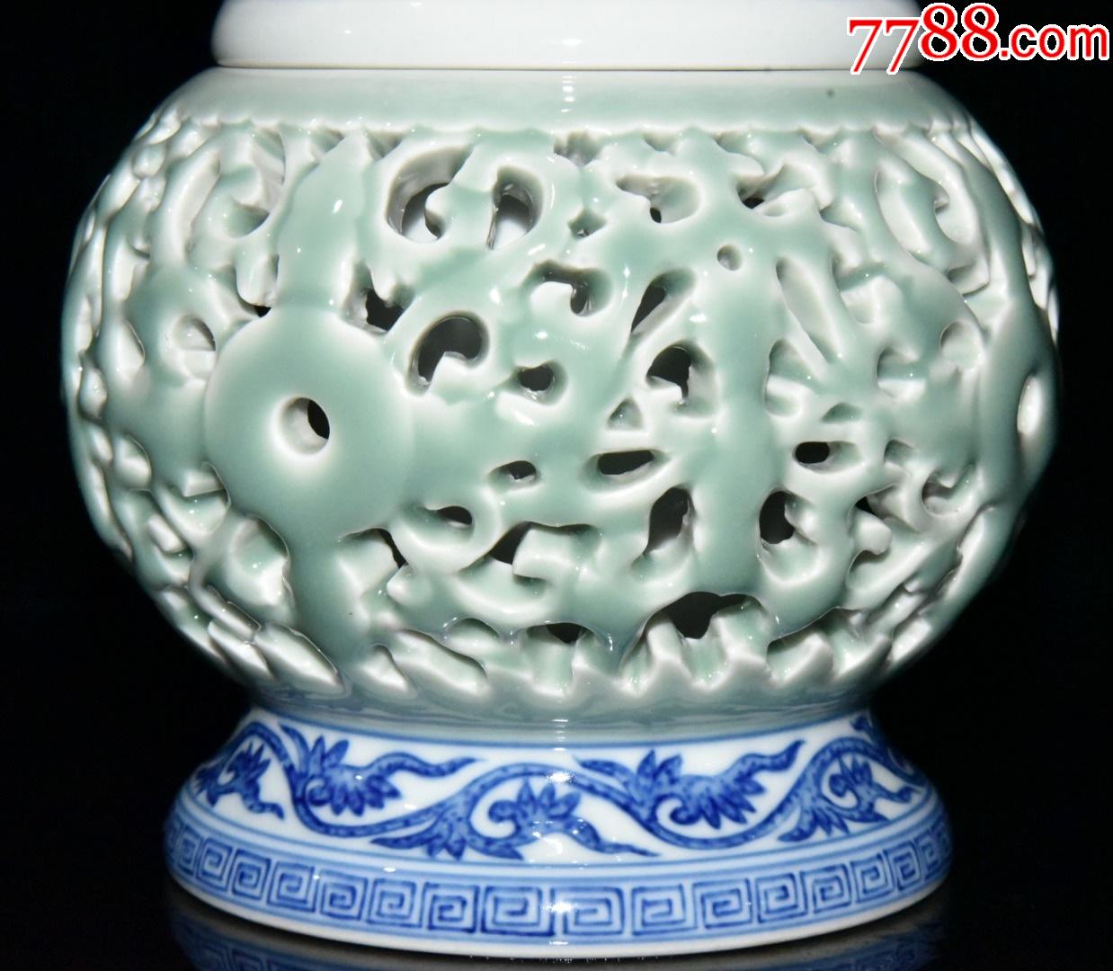 青花豆青釉雕刻镂空转心花觚一对(现代工艺品)