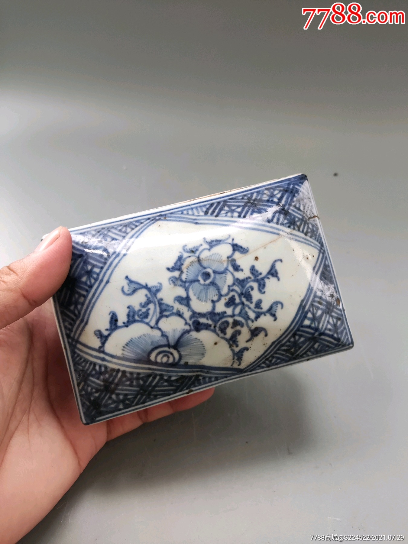 乾隆青花开窗花卉印泥盒