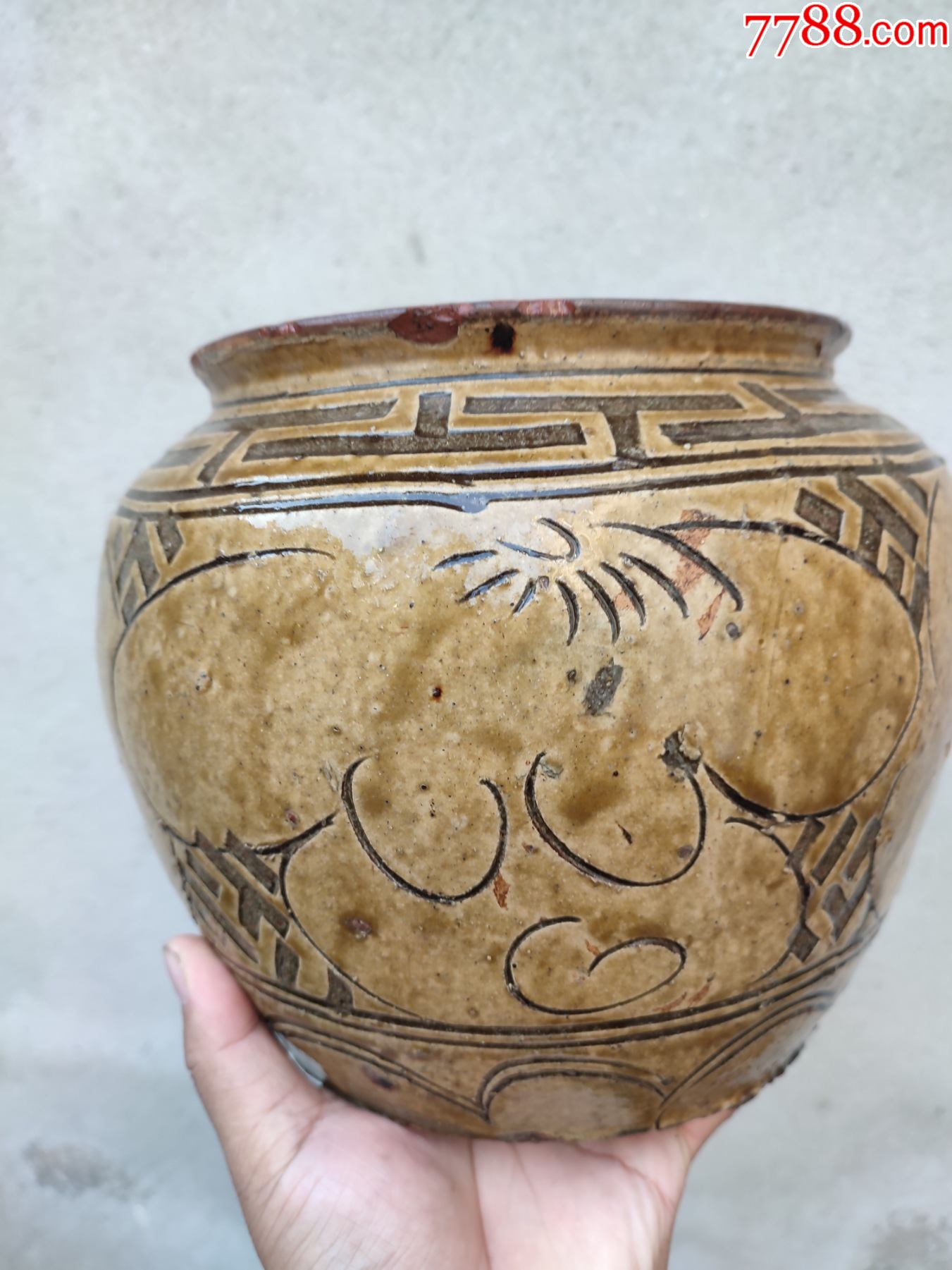 马口窑陶器罐子,没有冲线,小磕如图所示,高20厘米,直径20厘米.