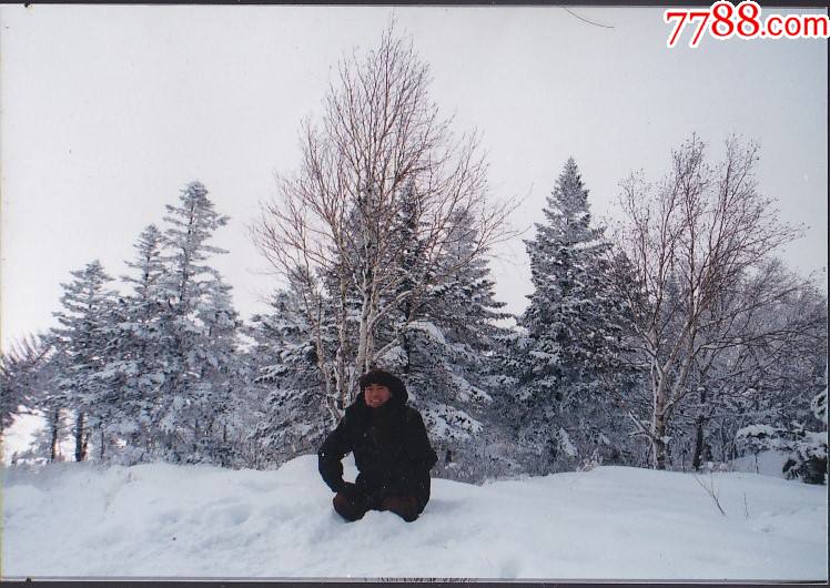 男子在林区雪地上留影_老照片_图片收藏_回收价格_7788老照片