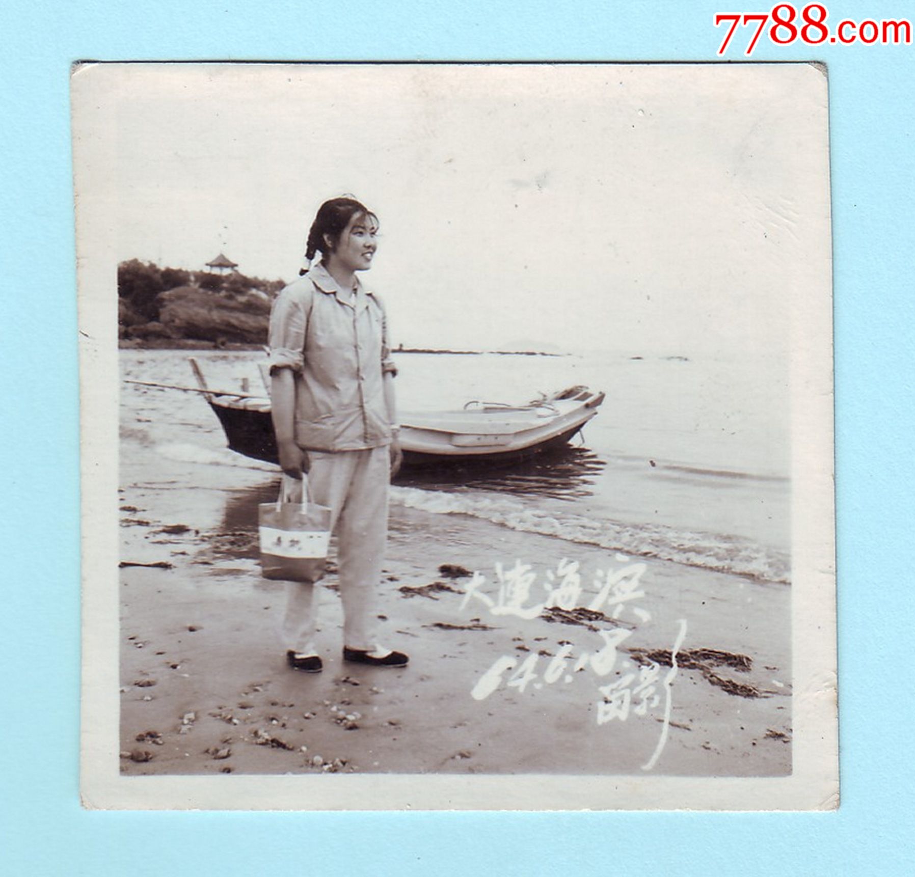 1964年6月18日女青年大连海滨留影黑白照片,背面写有赠言