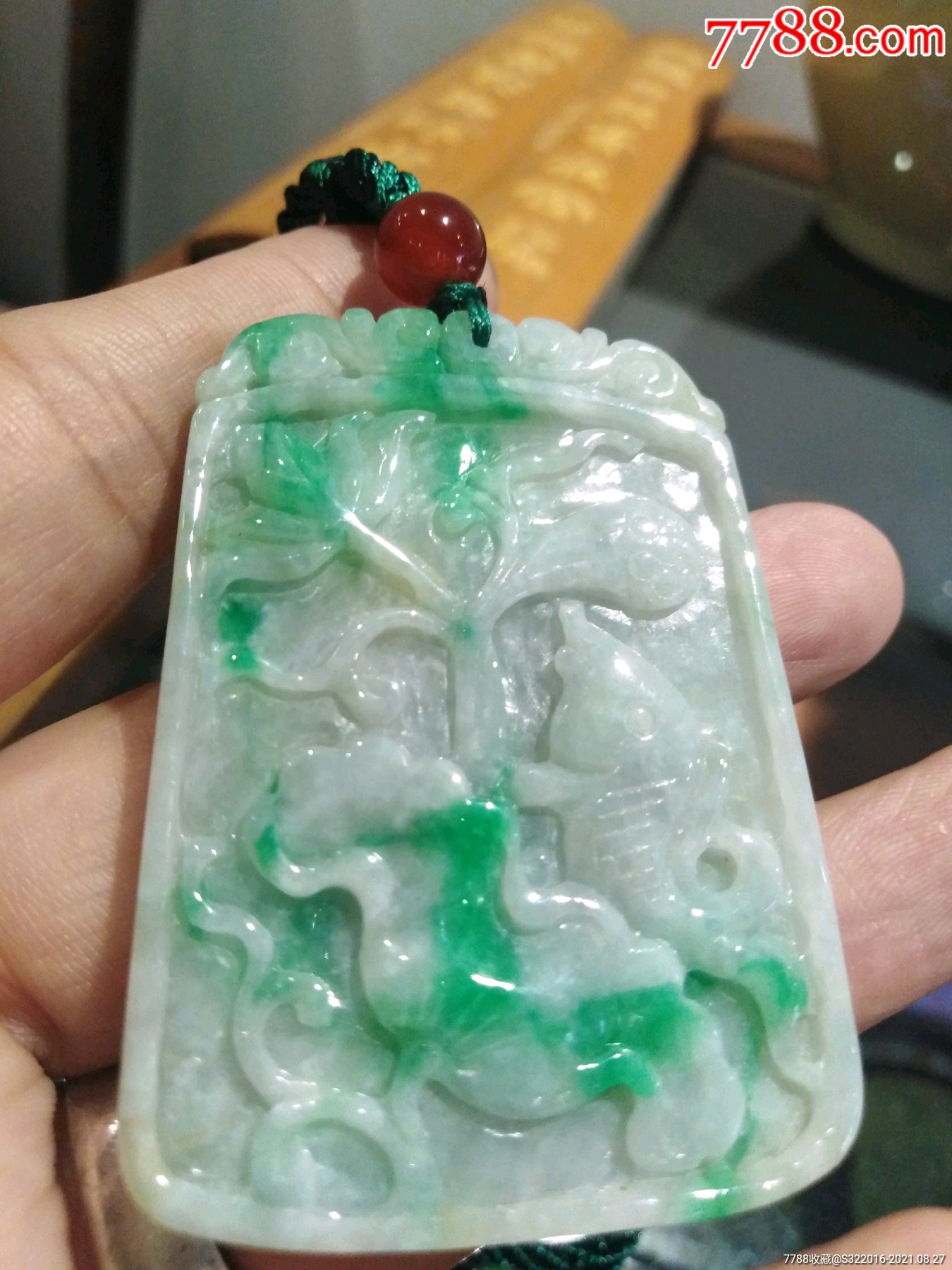 翡翠白底青挂件