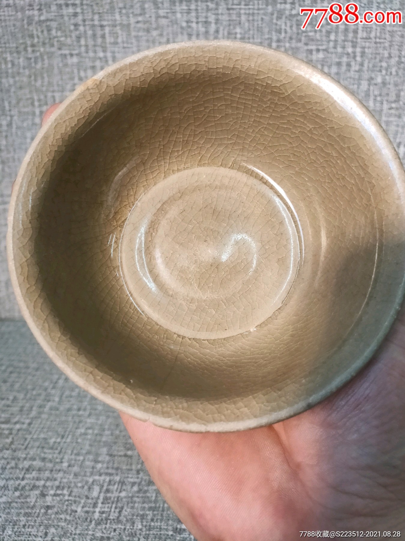 元代龙泉窑折扇纹茶盏