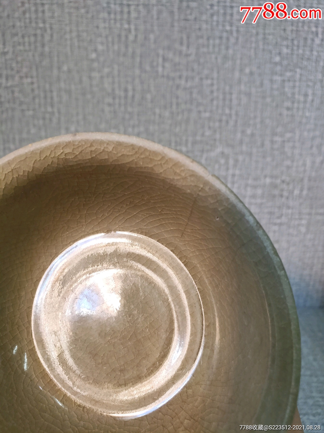 元代龙泉窑折扇纹茶盏