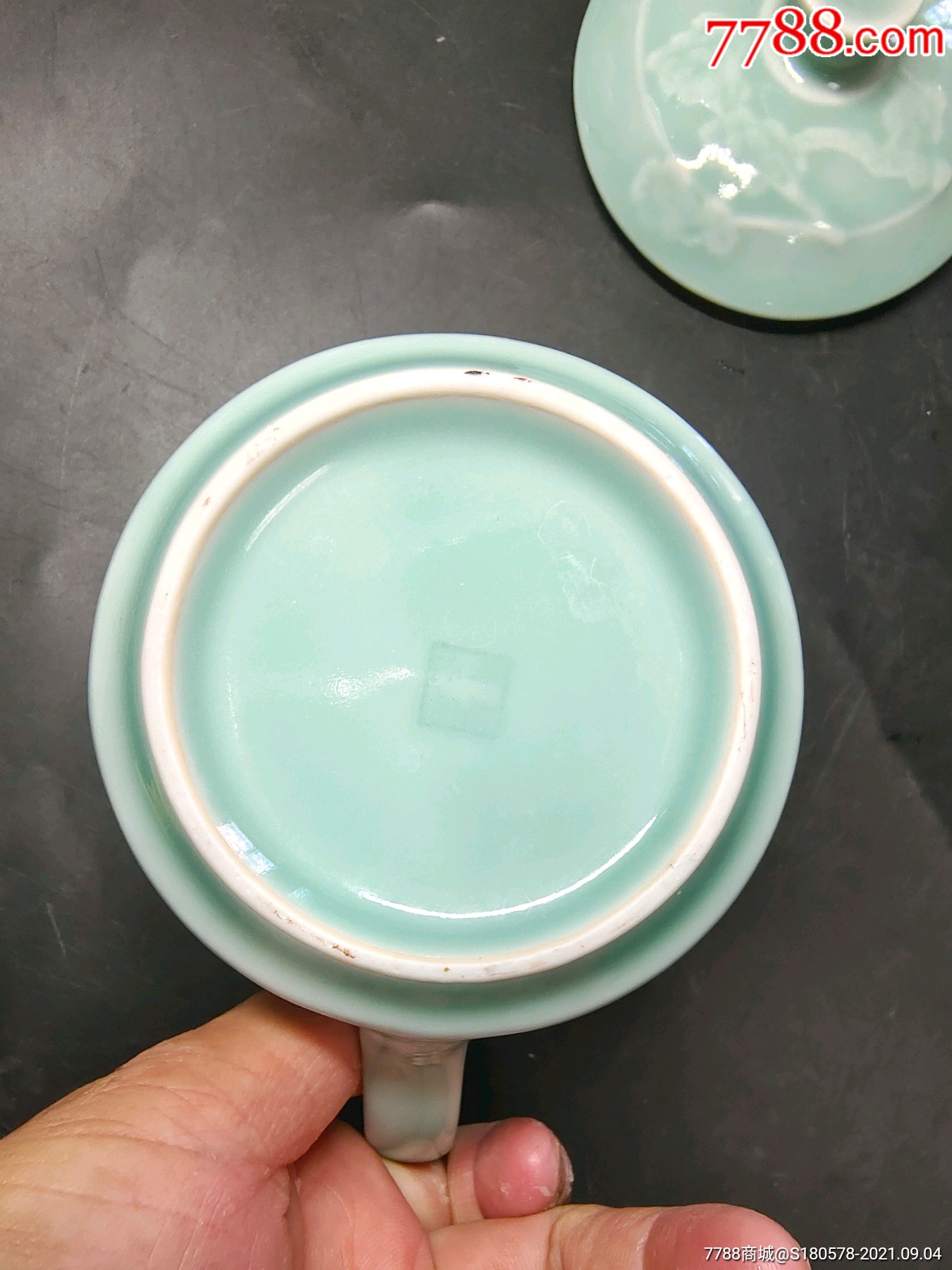 戊戌年中国龙泉底款口径9.5厘米龙泉青瓷釉下图松鹤对图盖把杯一套