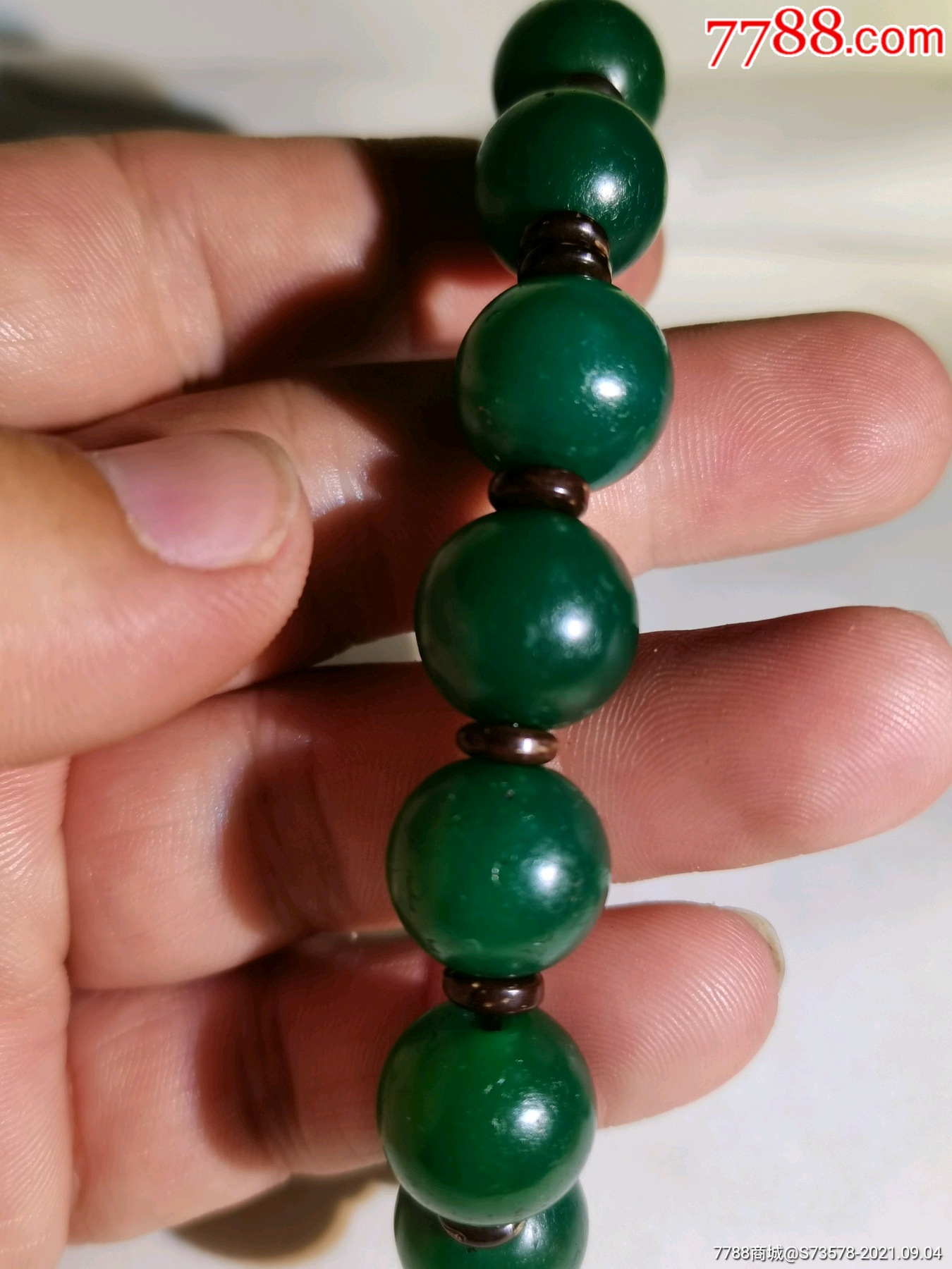 早年收藏的老绿玛瑙珠子