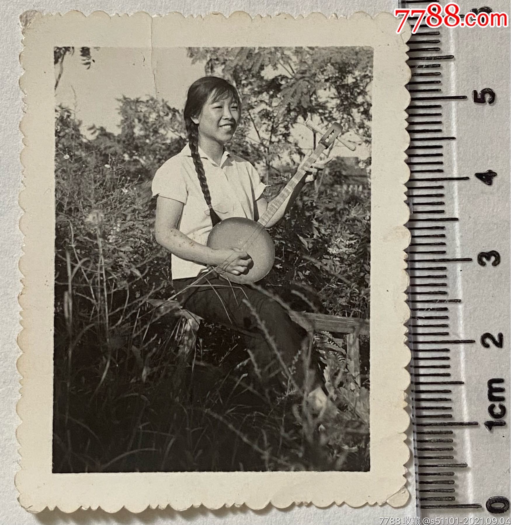 早期民俗老照片梳麻花辫的姑娘在弹琴留影照