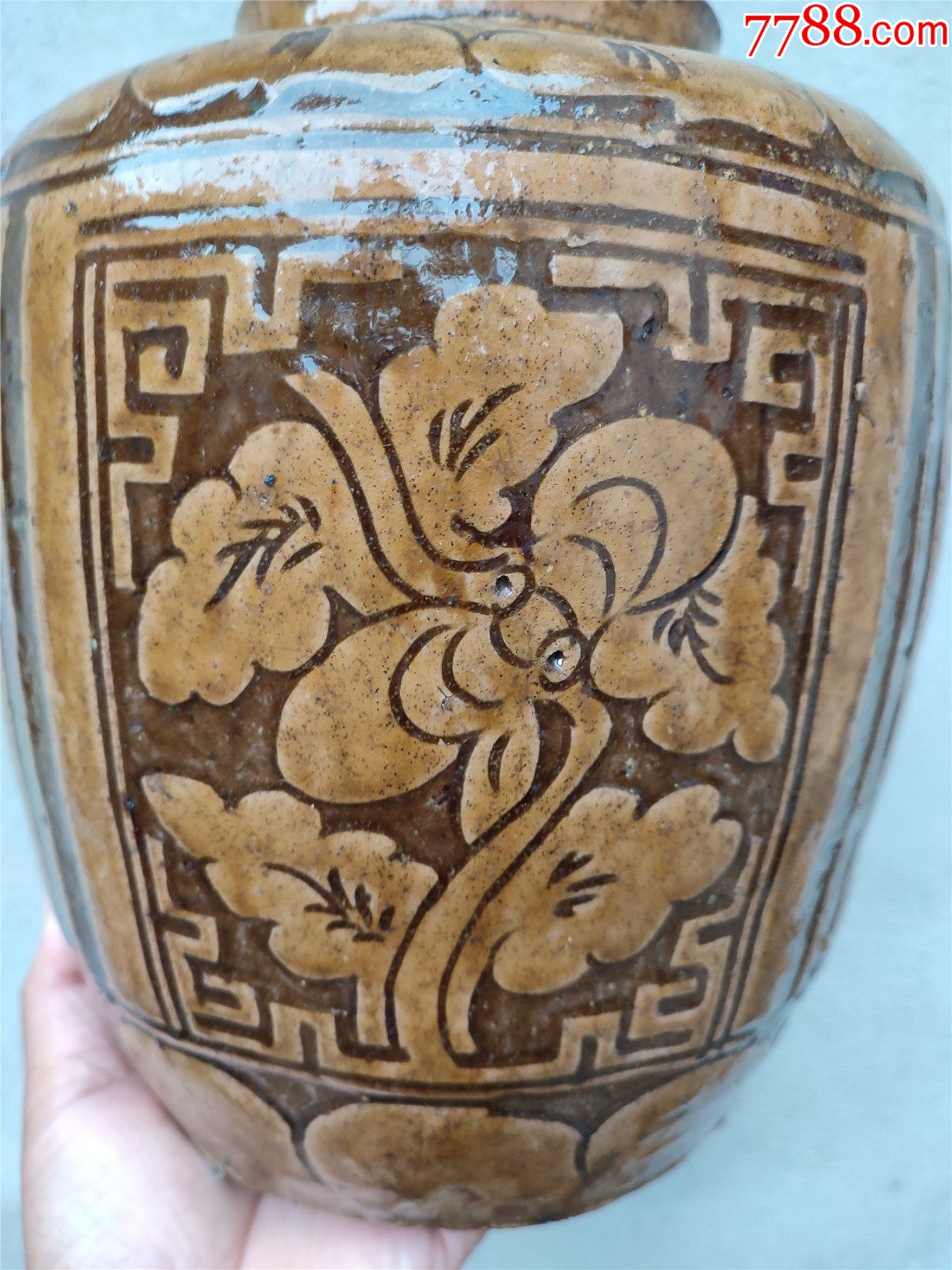 马口窑陶器罐子,高26厘米直径18厘米,沿口有一条长四五厘米的冲线,如