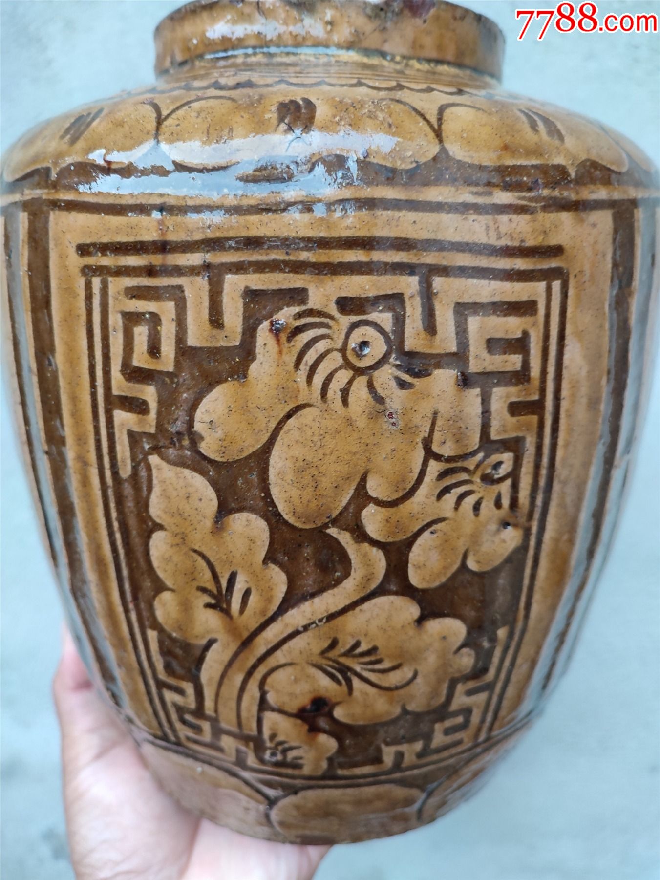 马口窑陶器罐子,高26厘米直径18厘米,沿口有一条长四五厘米的冲线,如