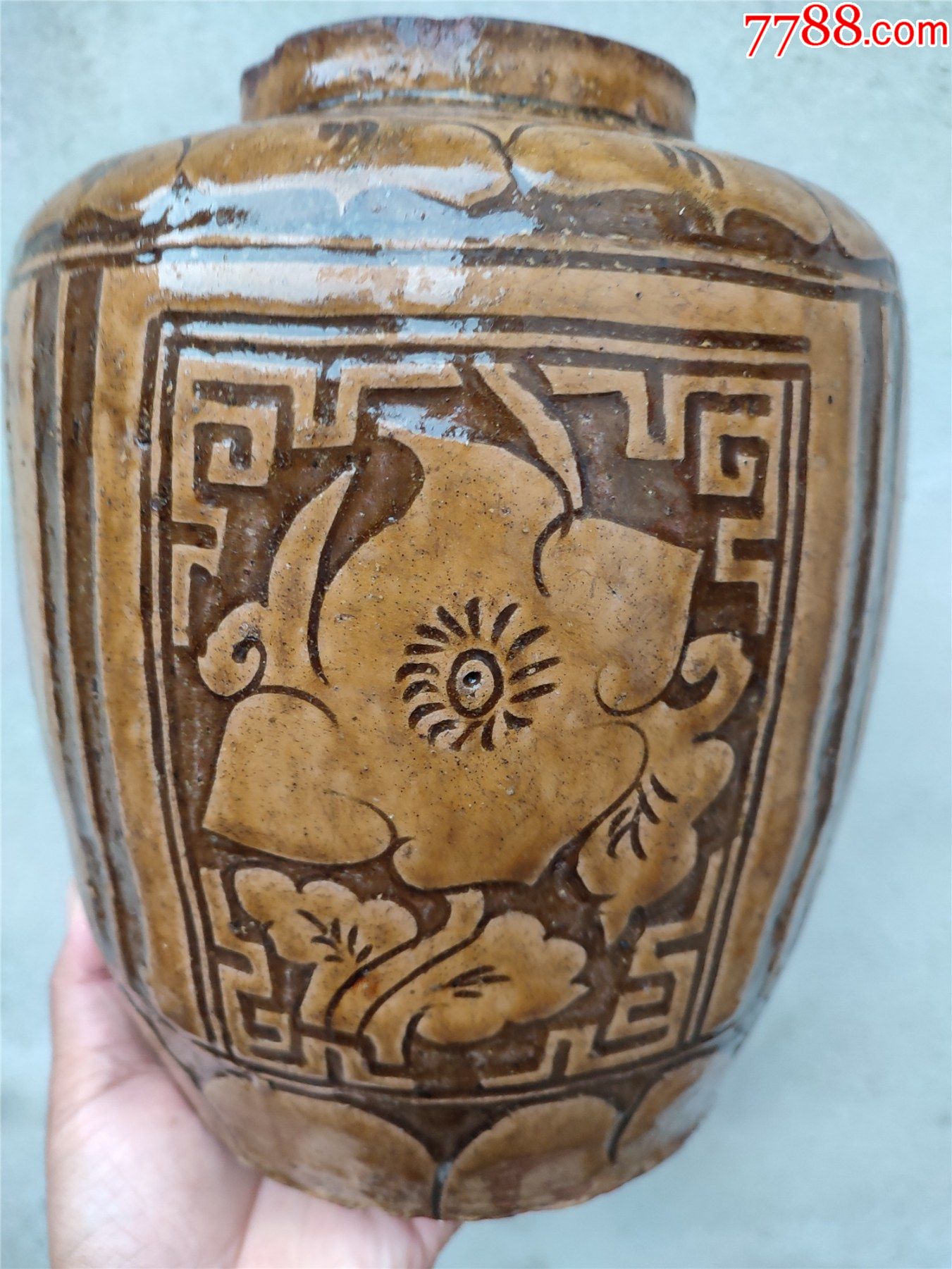 马口窑陶器罐子,高26厘米直径18厘米,沿口有一条长四五厘米的冲线,如
