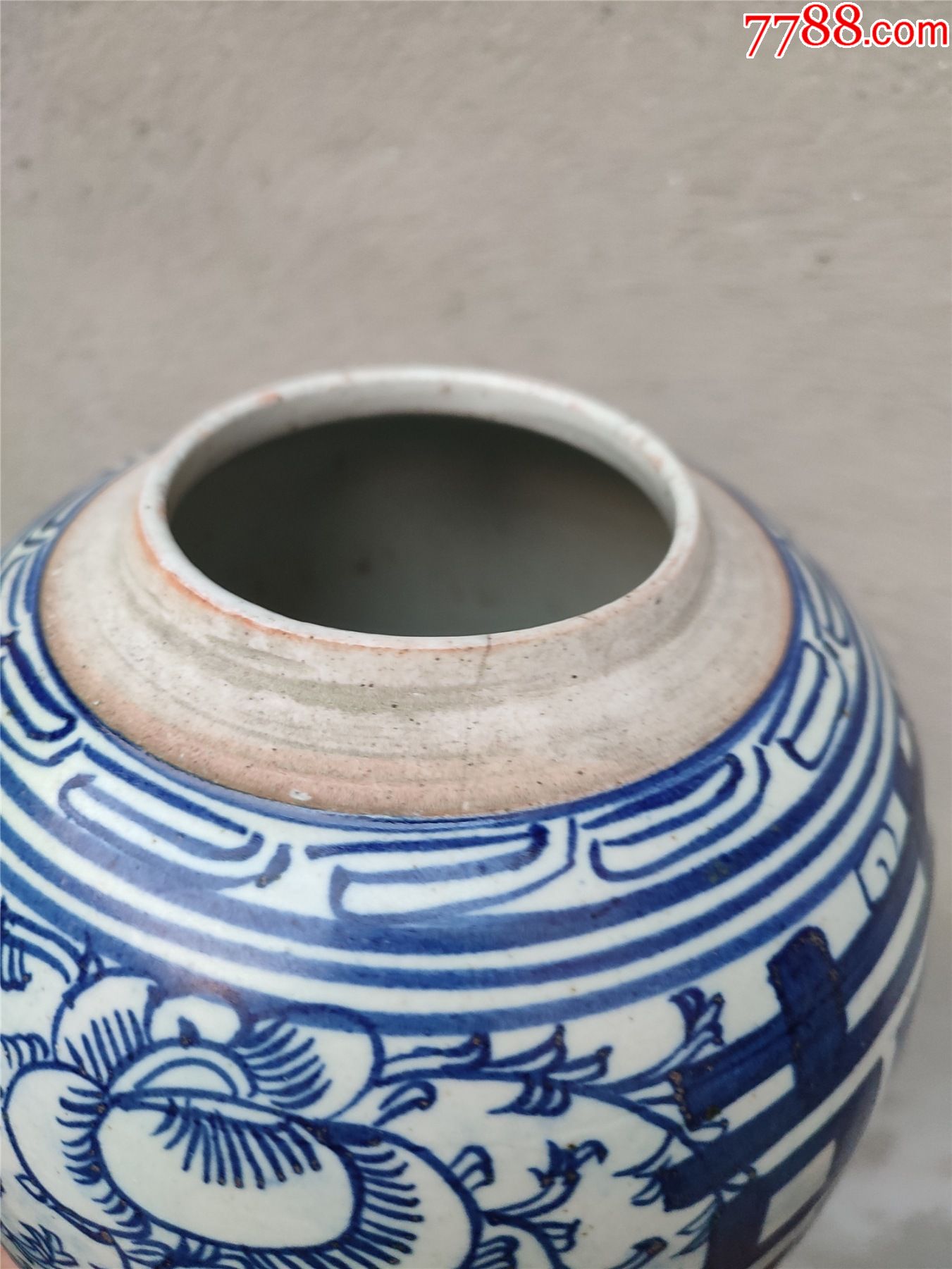 青花喜字坛子,高21厘米,直径17厘米,沿口有一条长3厘米的冲线,底部有