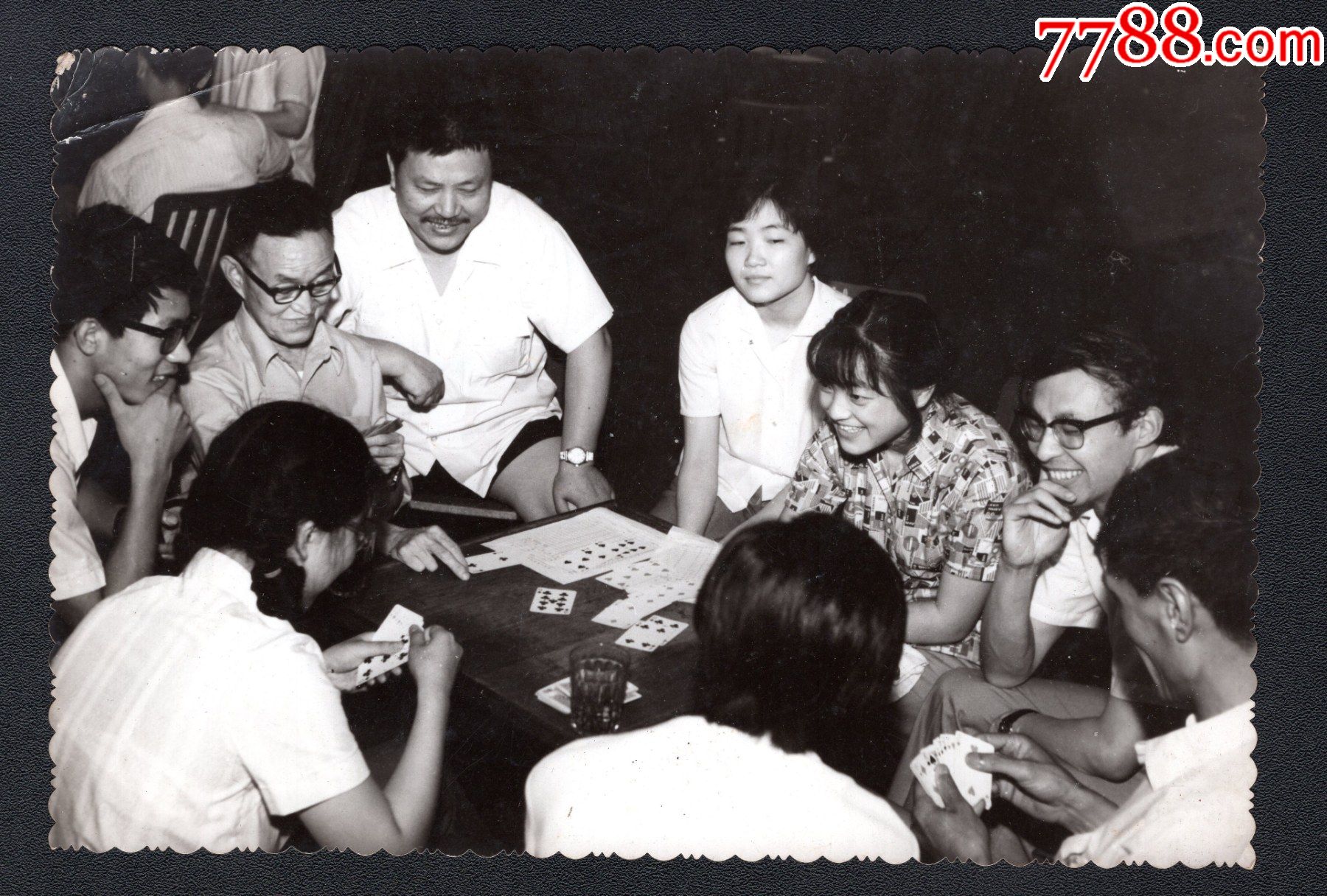 1981年美女学生与老师打扑克老照片1张(尺寸约10*15厘米)