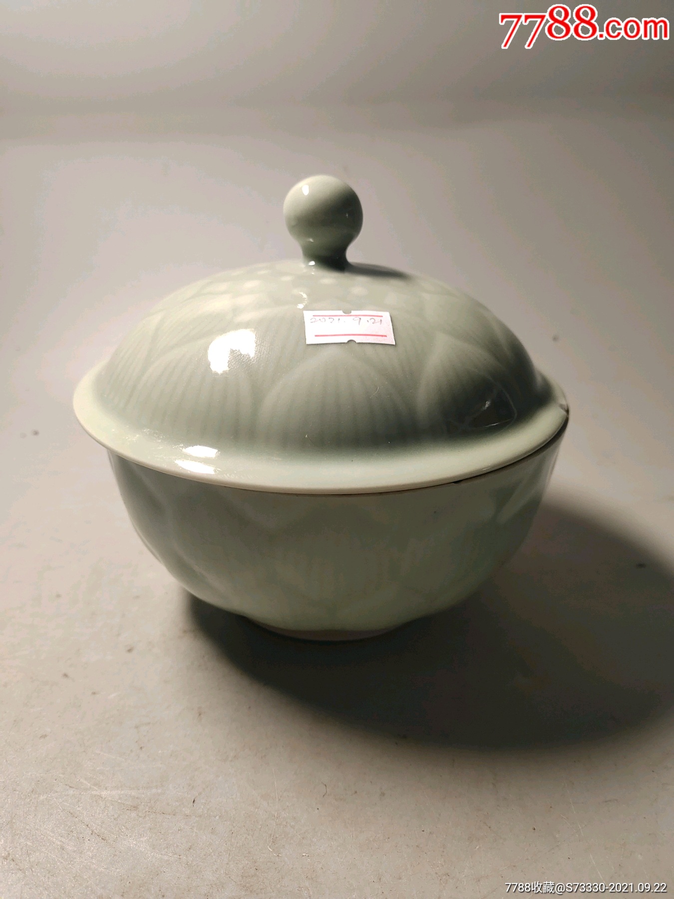 80年代左右龙泉青瓷莲花盖碗一只磕