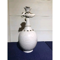 宋代,南定白釉(景德镇窑)鸡首樽瓶.