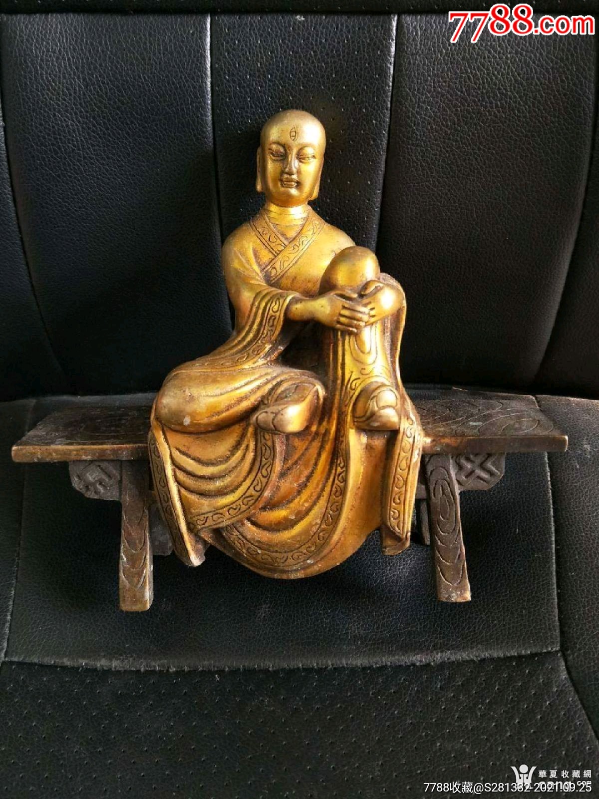 铜金板凳佛