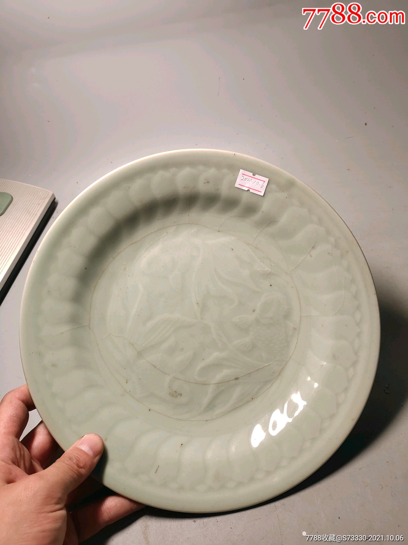 80年代左右,中国龙泉豆青釉金鱼盘子,开线