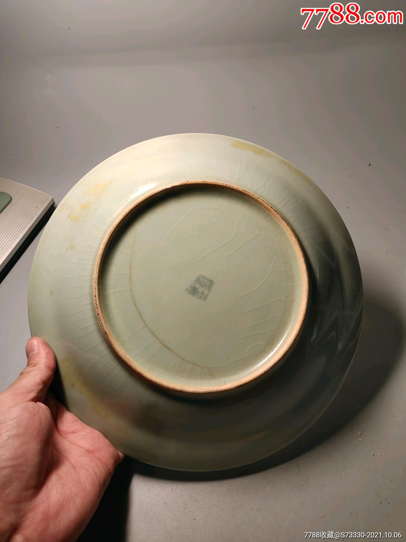 80年代左右,中国龙泉豆青釉金鱼盘子,开线