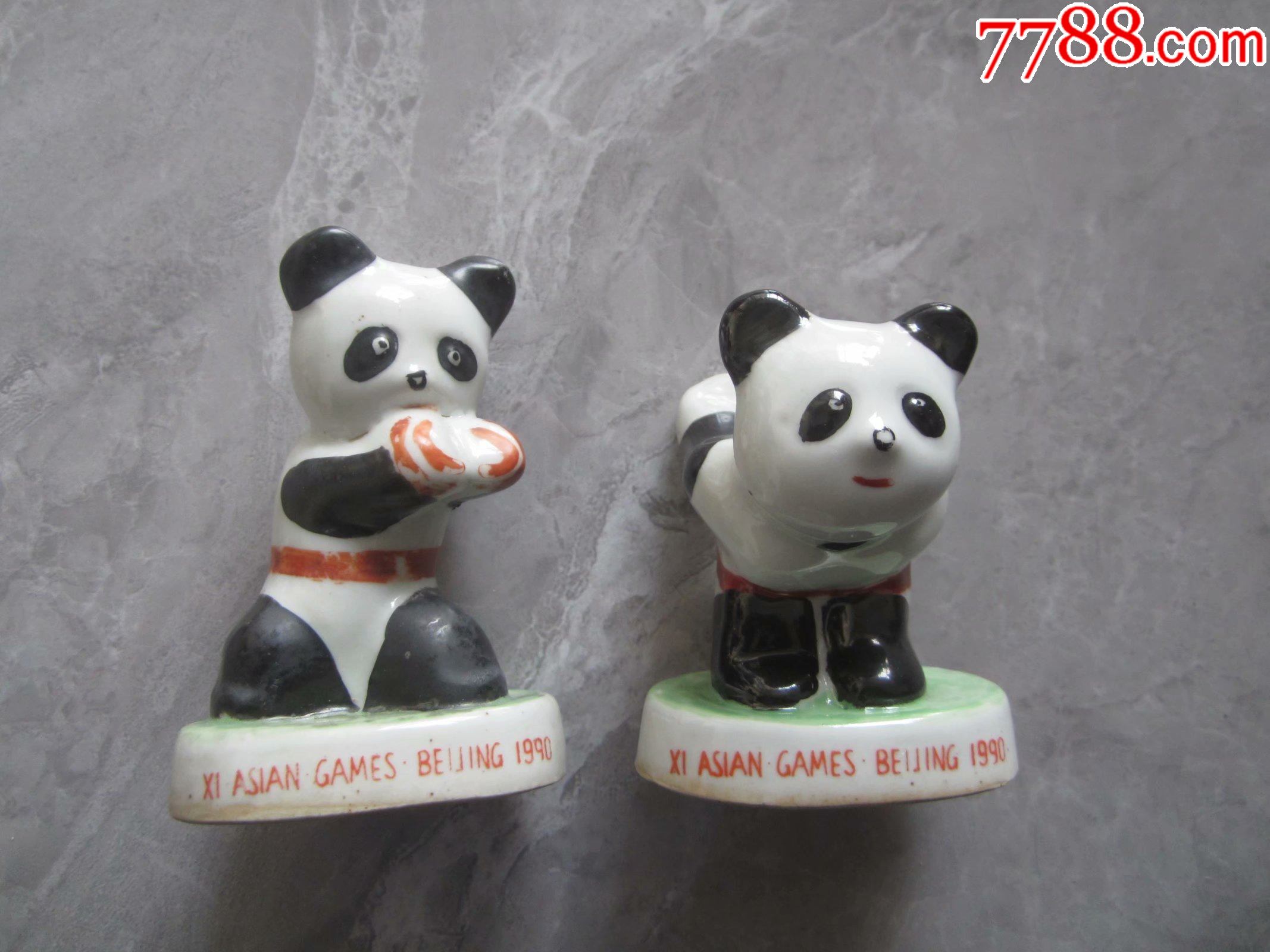 1990年第十一届亚运会吉祥物熊猫盼盼体育运动瓷塑小摆件两个