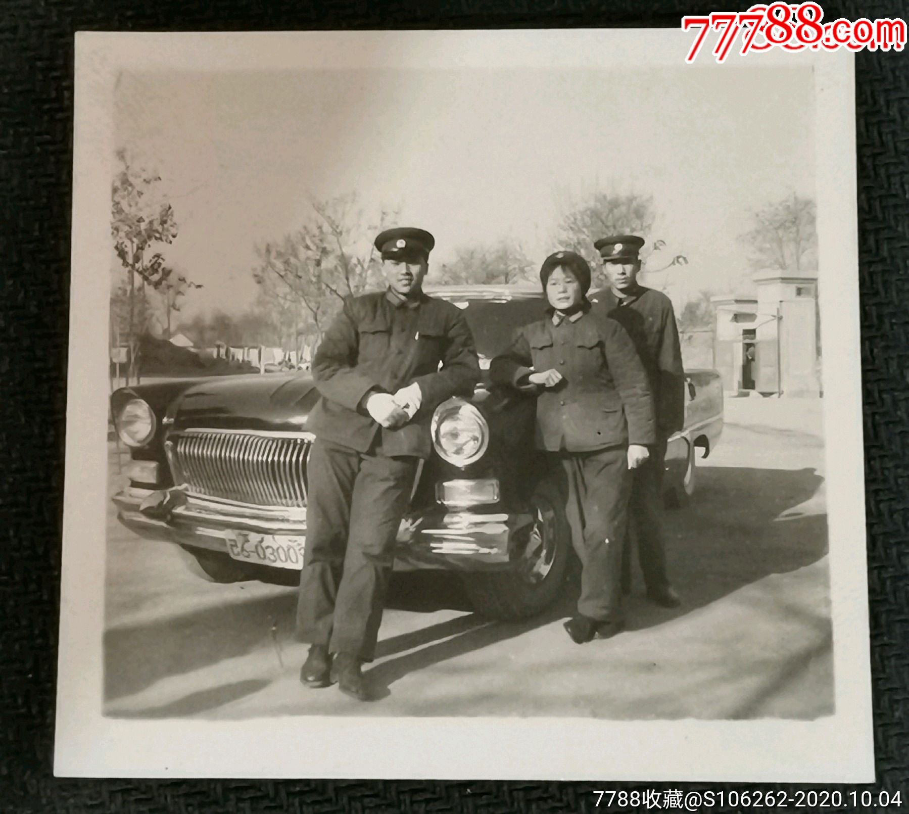 70年代美女警察与早期军牌红旗轿车旧照