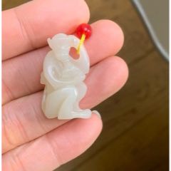 老库存和田玉猴子挂件这款猴子很漂亮造型好做工很精美料子细腻很漂亮